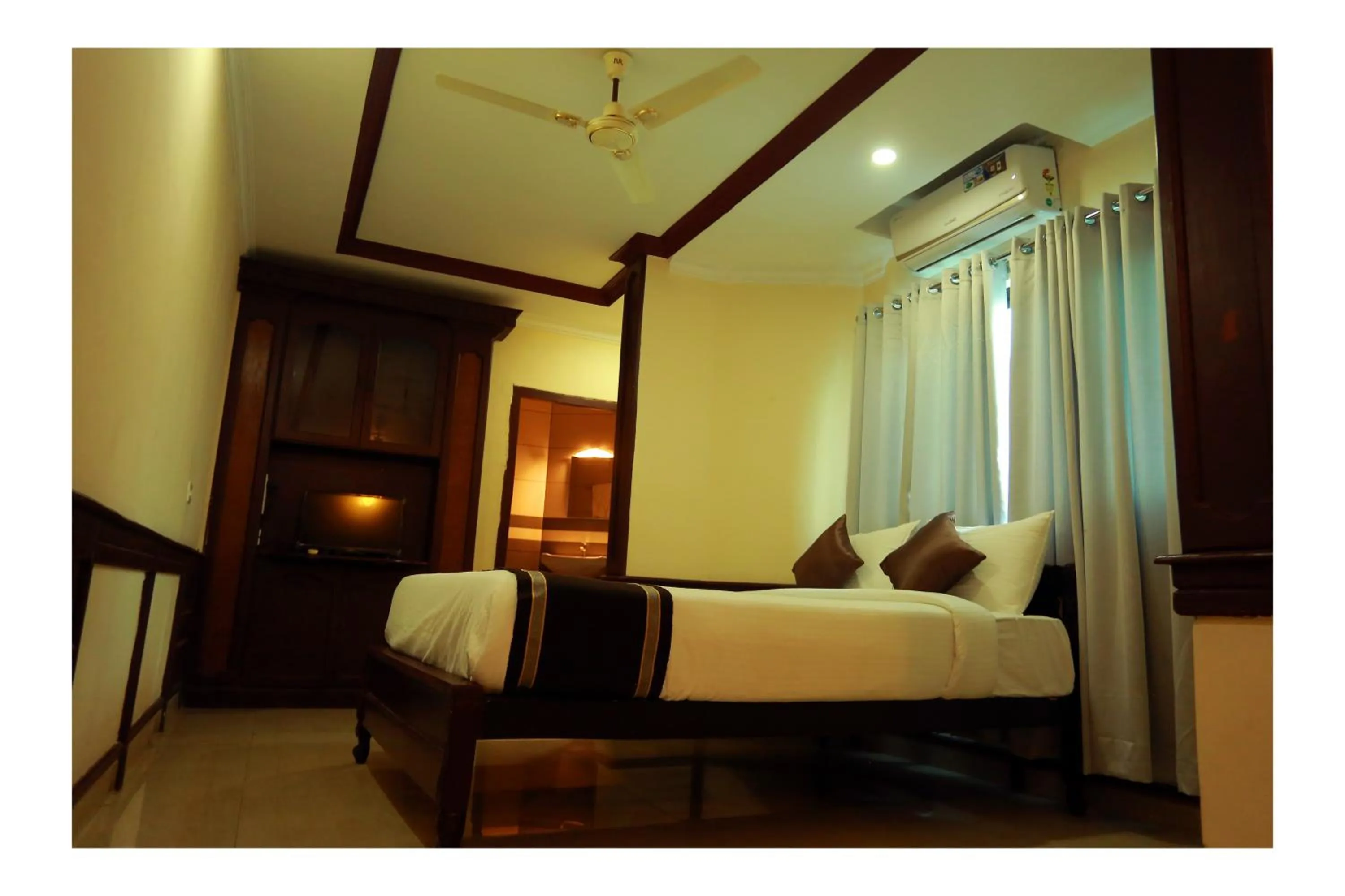 Communal lounge/ TV room in CORRIDOR CALICUT Airport Hotel