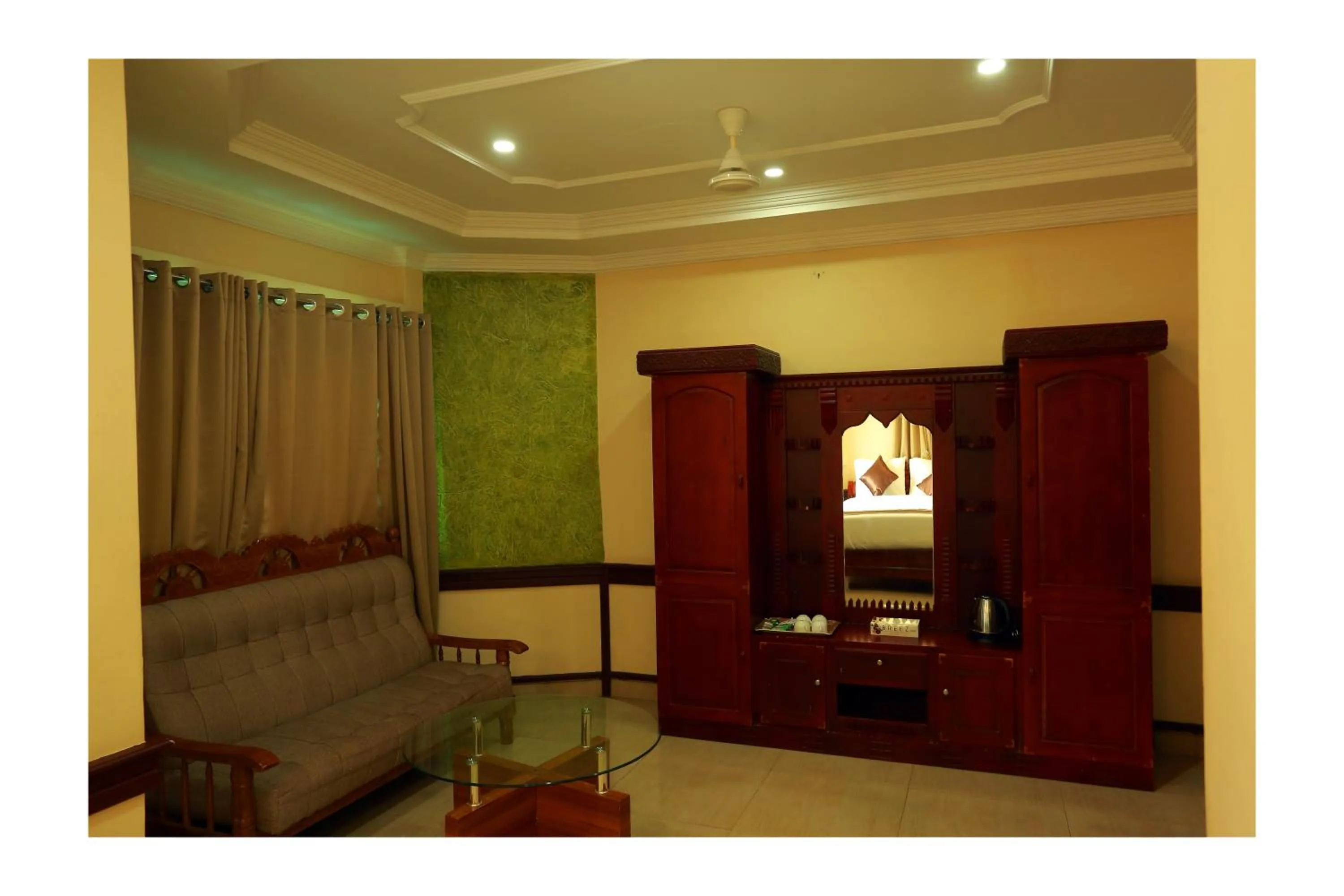 Communal lounge/ TV room in CORRIDOR CALICUT Airport Hotel