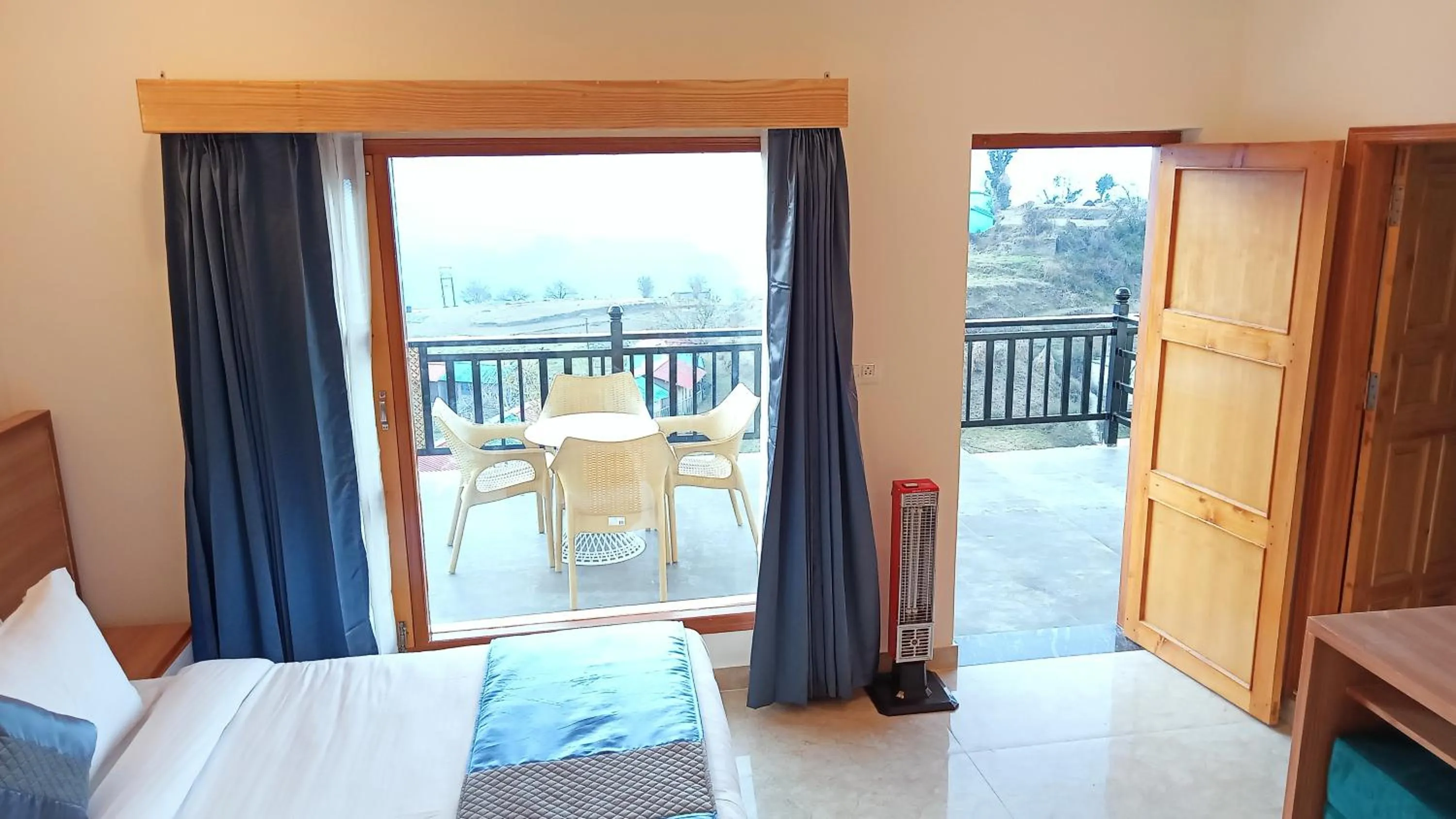 Balcony/Terrace, Bed in Hotel Alpine Musk