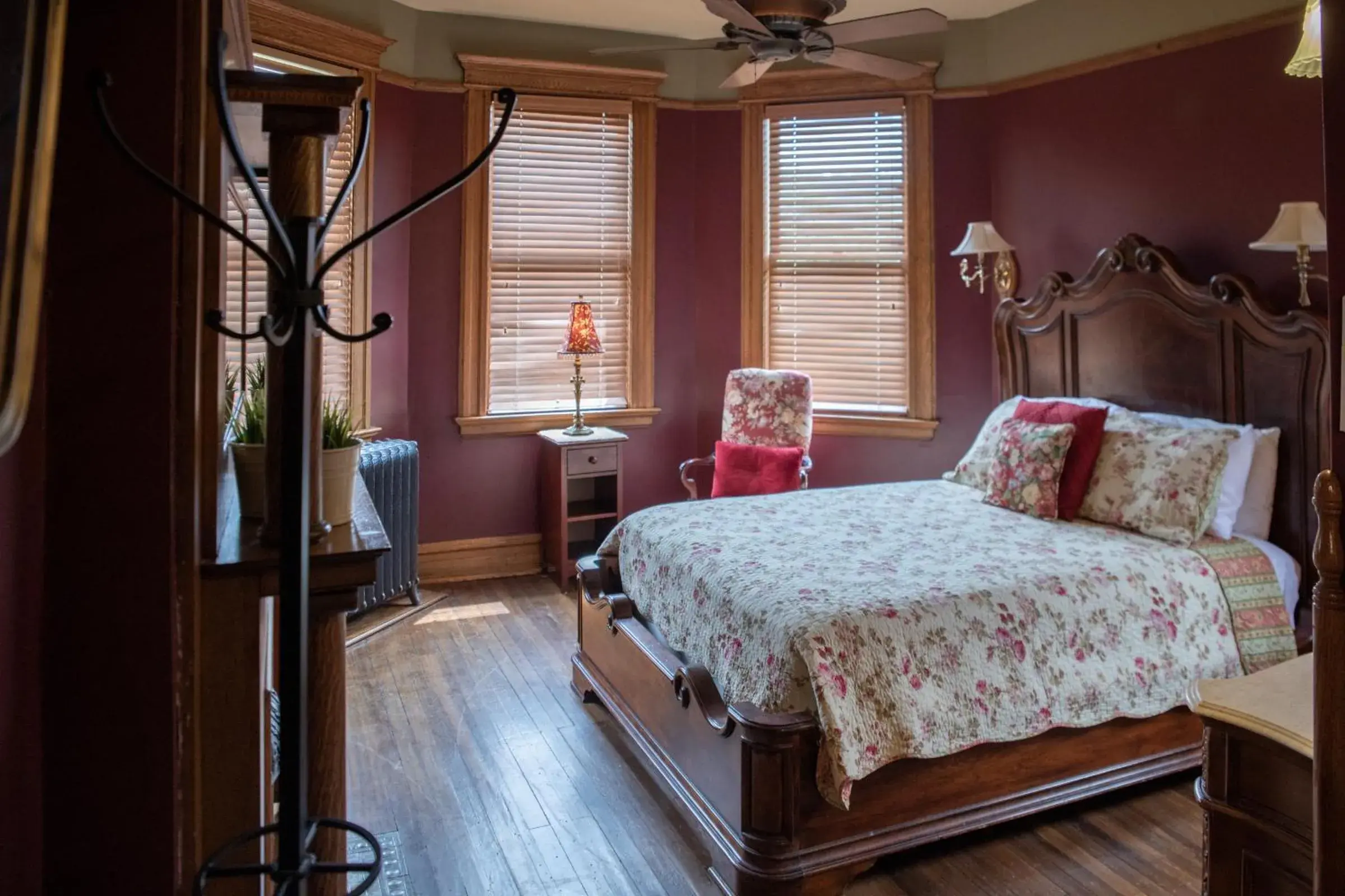 Queen Room - single occupancy in Elk River Hotel & Cafe Queen Room - single occupancy in Elk River Hotel & Cafe