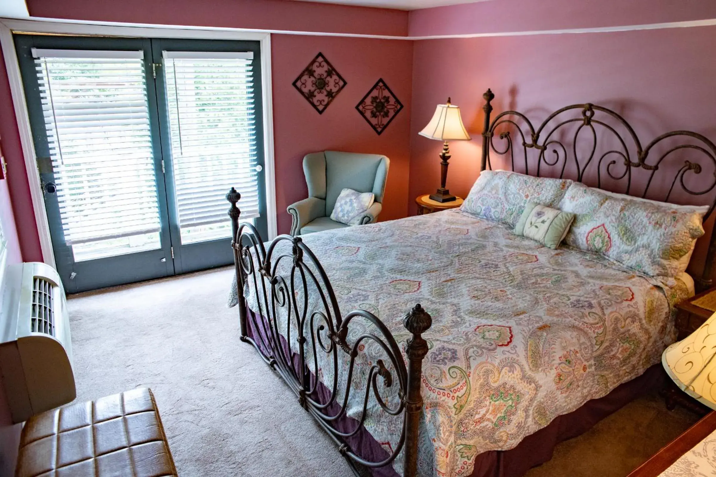 King Room in Elk River Hotel & Cafe King Room in Elk River Hotel & Cafe