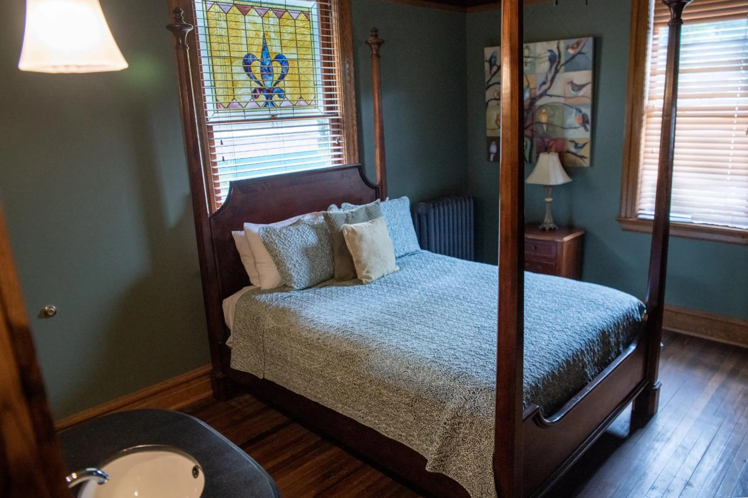 Bed in Elk River Hotel & Cafe