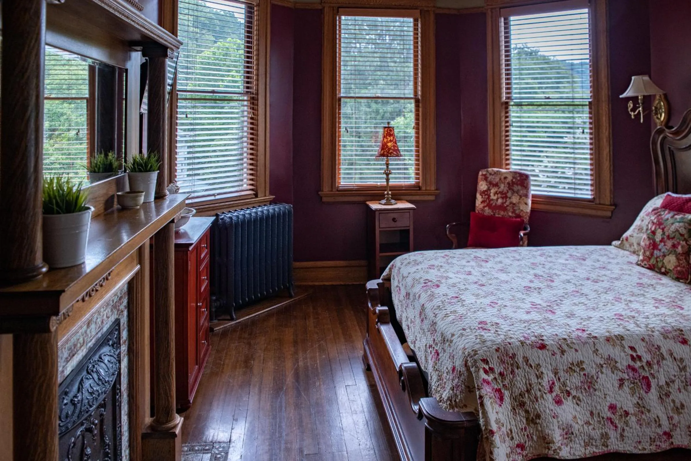 Bed in Elk River Hotel & Cafe