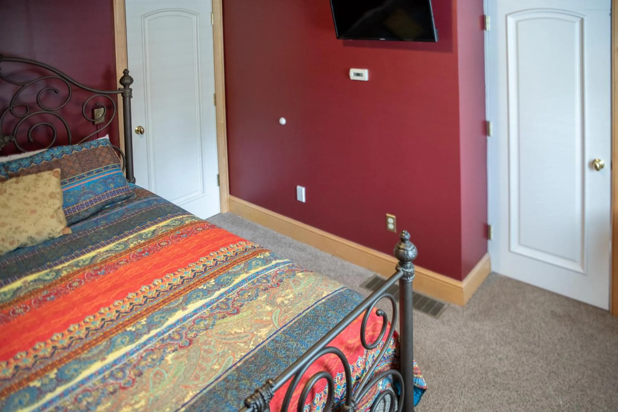 Bed in Elk River Hotel & Cafe