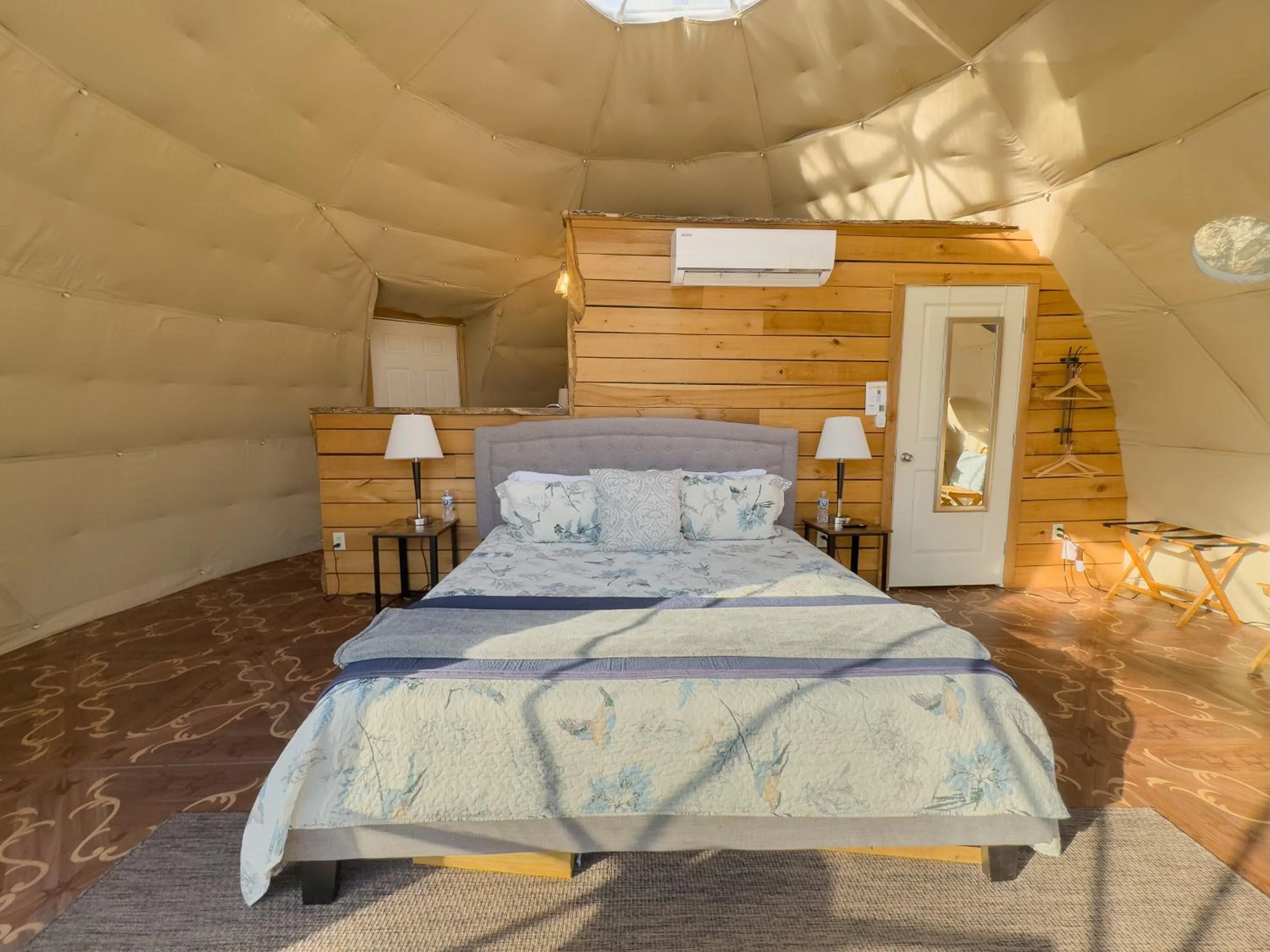 Bed in Elk River Hotel & Cafe