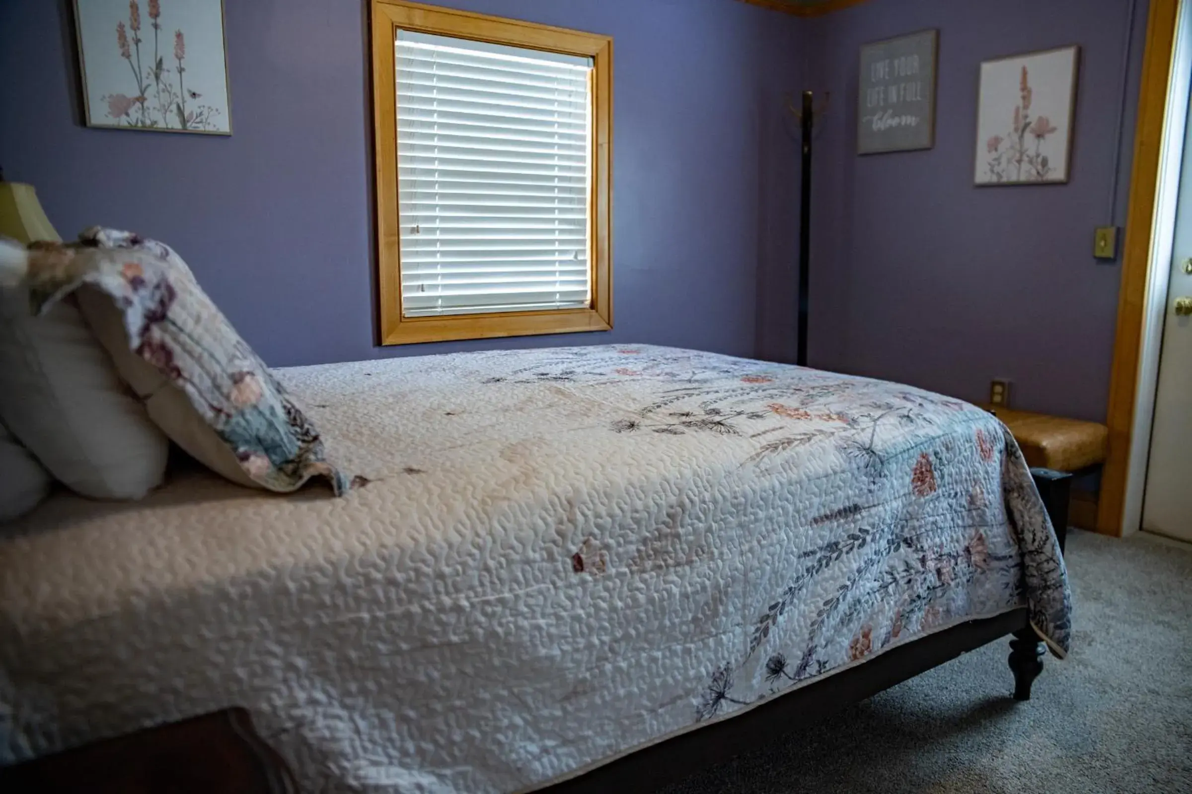 Queen Suite in Elk River Hotel & Cafe Queen Suite in Elk River Hotel & Cafe