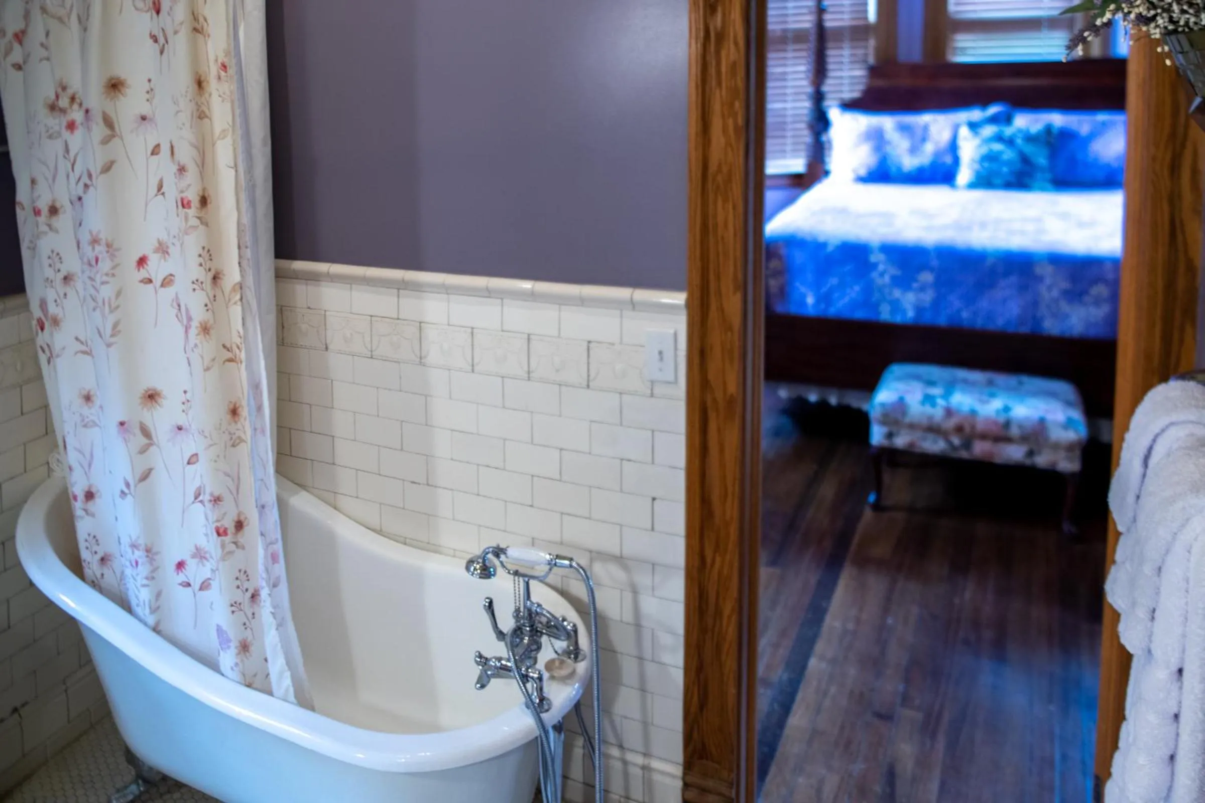 Bed in Elk River Hotel & Cafe