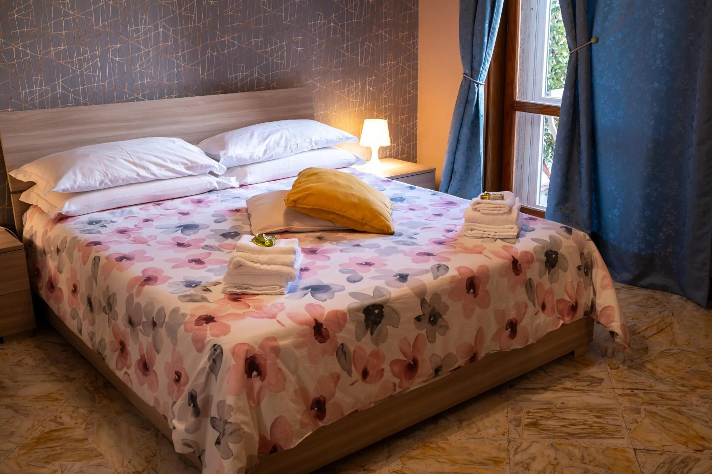 Bed in AJ Suite and Breakfast