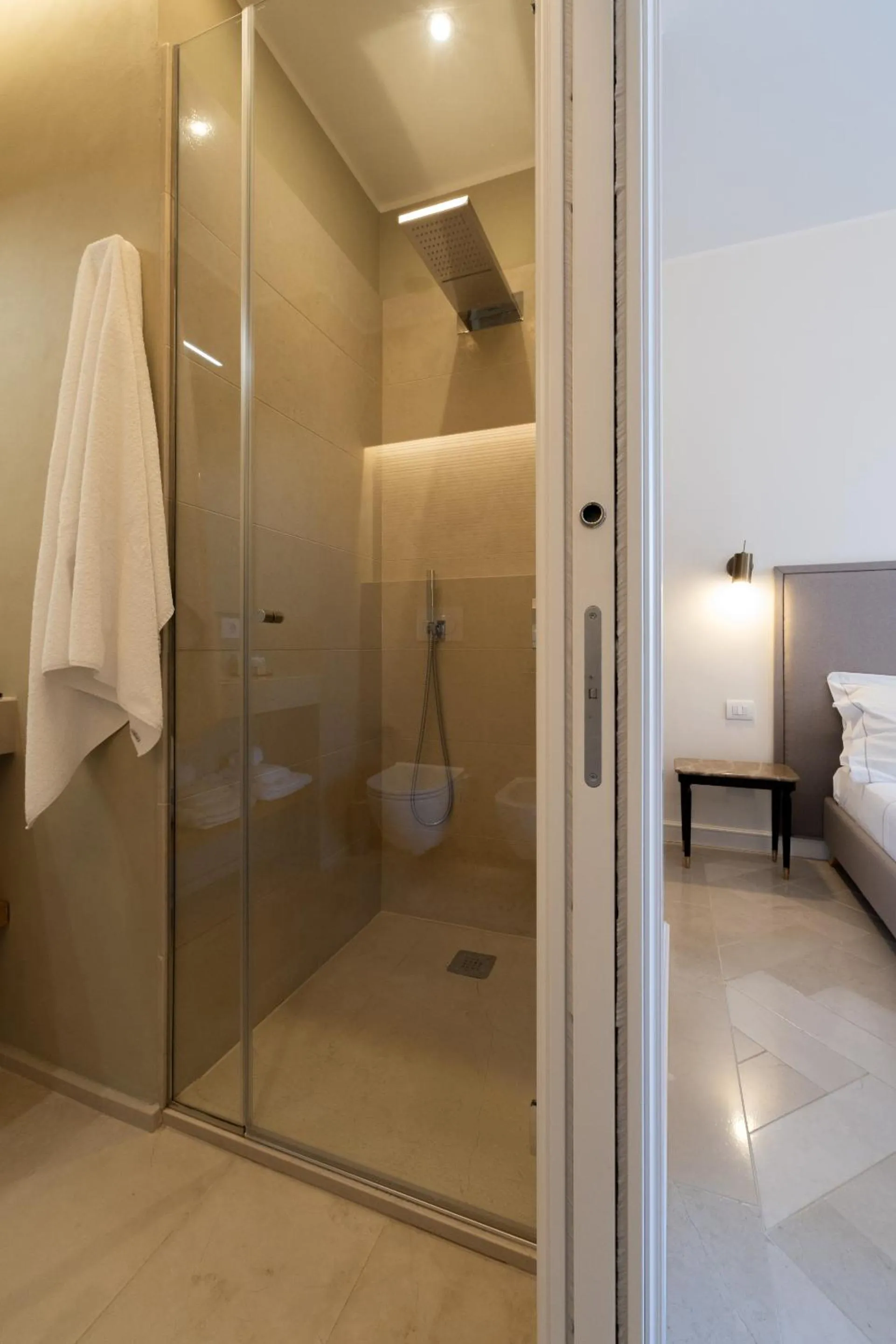 Bathroom, Bed in Abalto Suites & Rooms