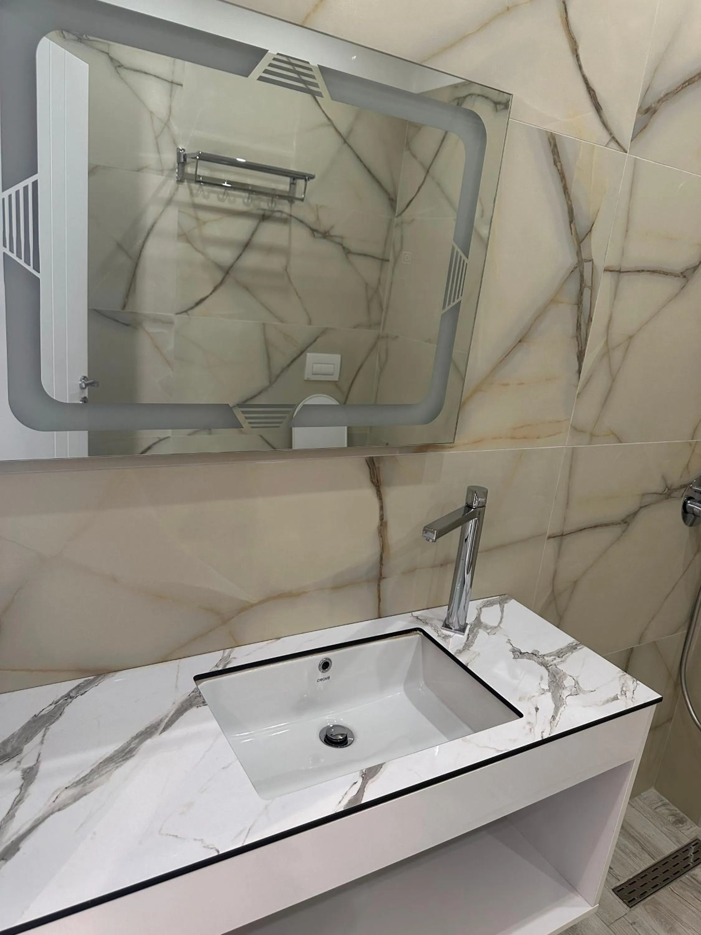 Shower in Joanna Suites