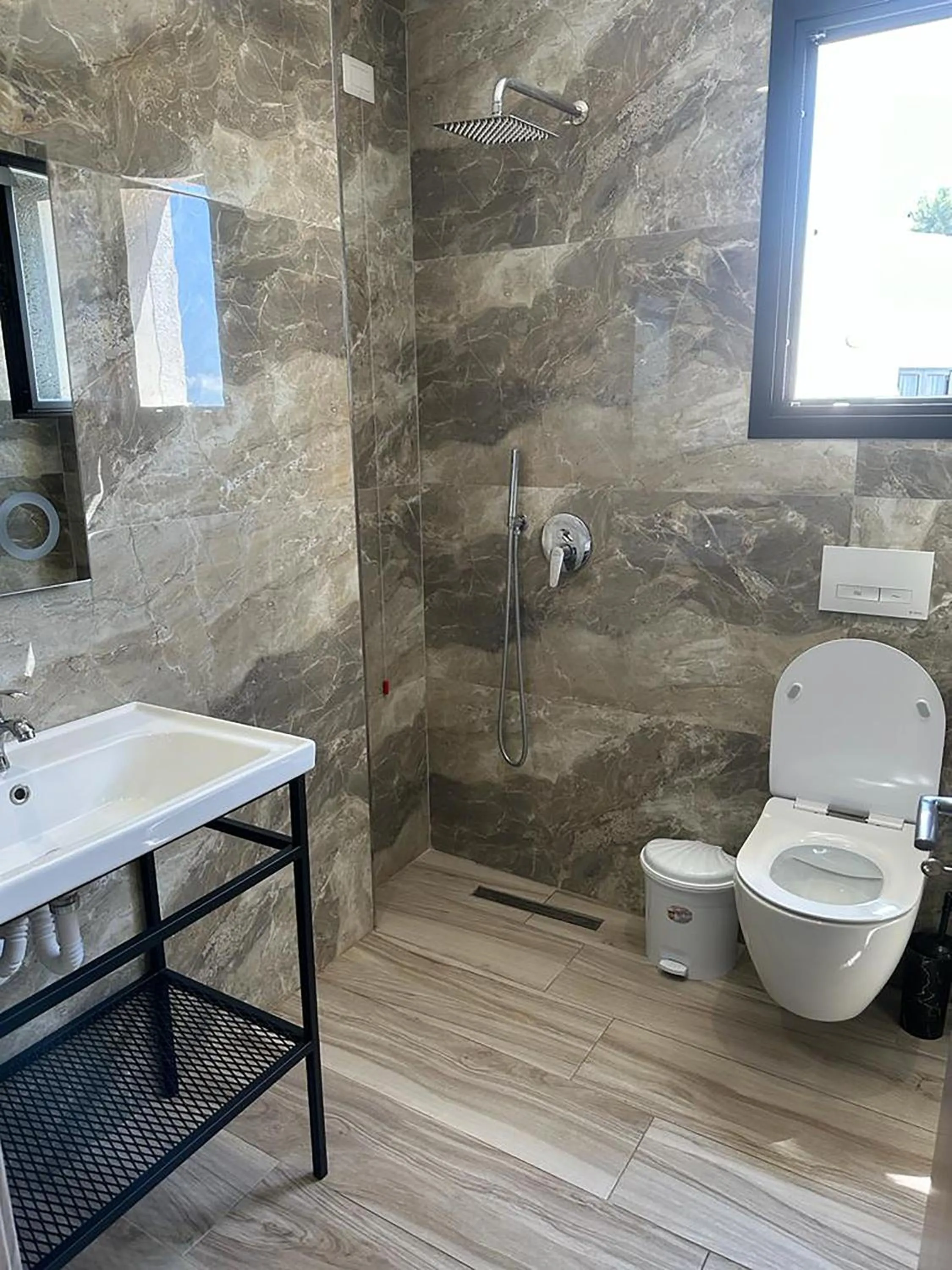 Shower in Joanna Suites