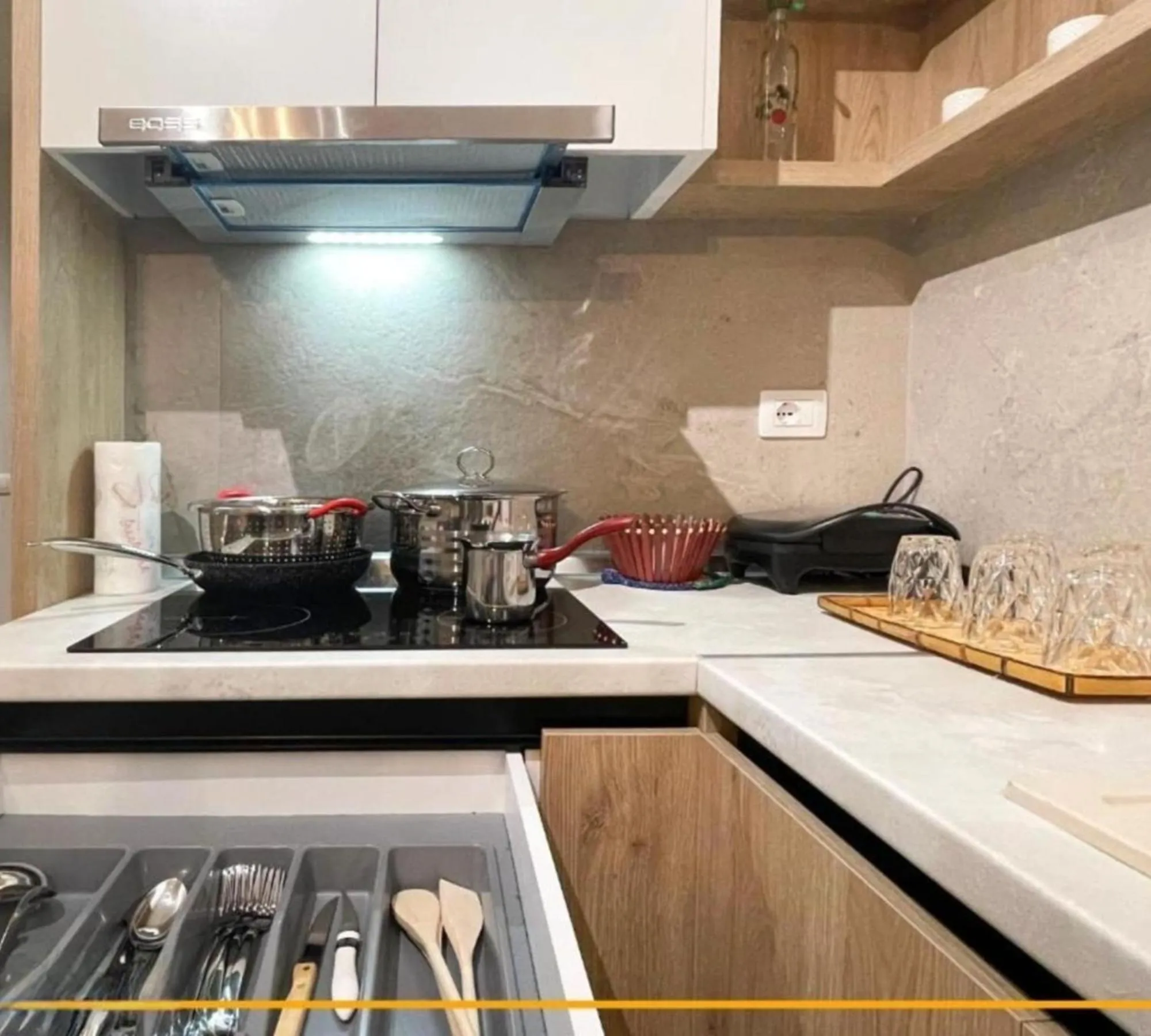 Kitchen or kitchenette in Joanna Suites