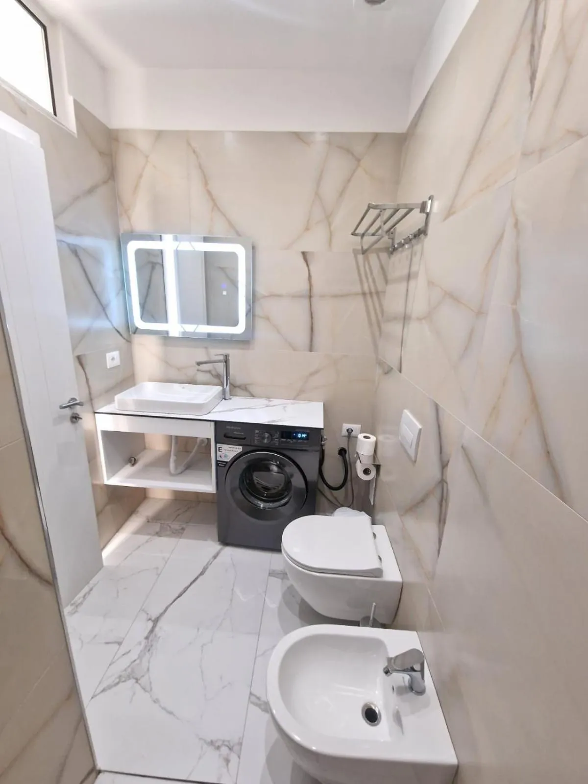 Shower in Joanna Suites