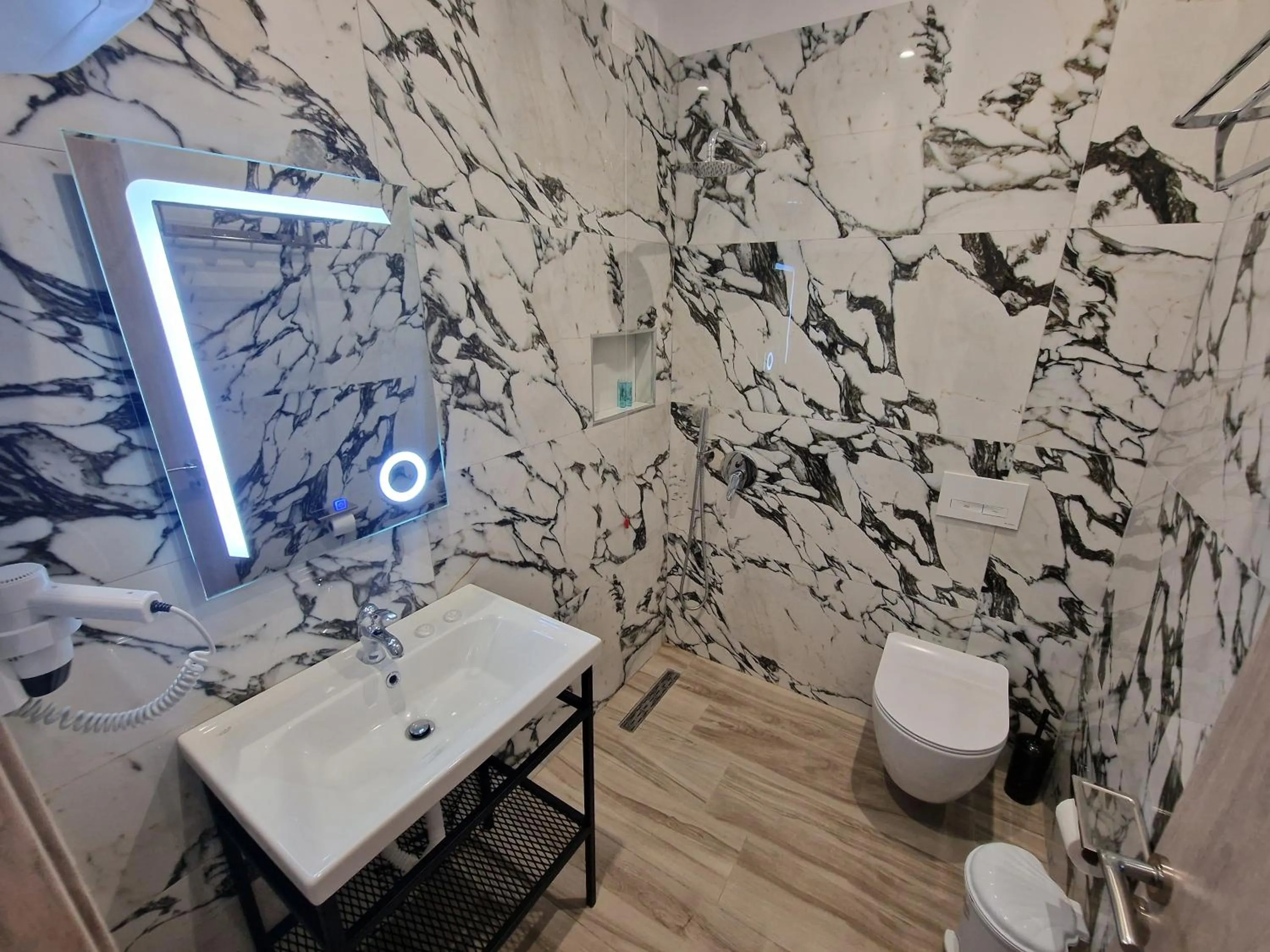 Shower in Joanna Suites