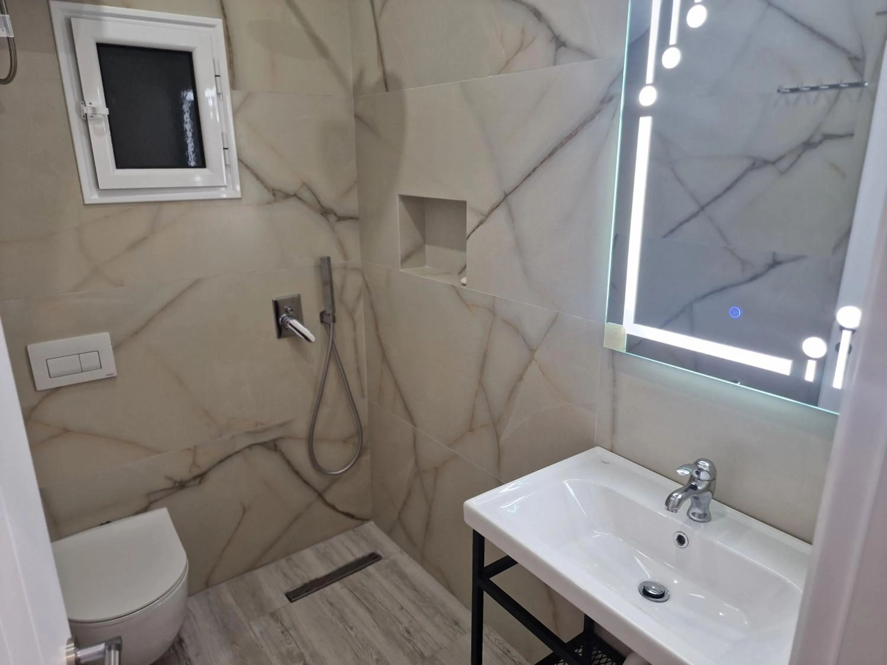 Shower in Joanna Suites
