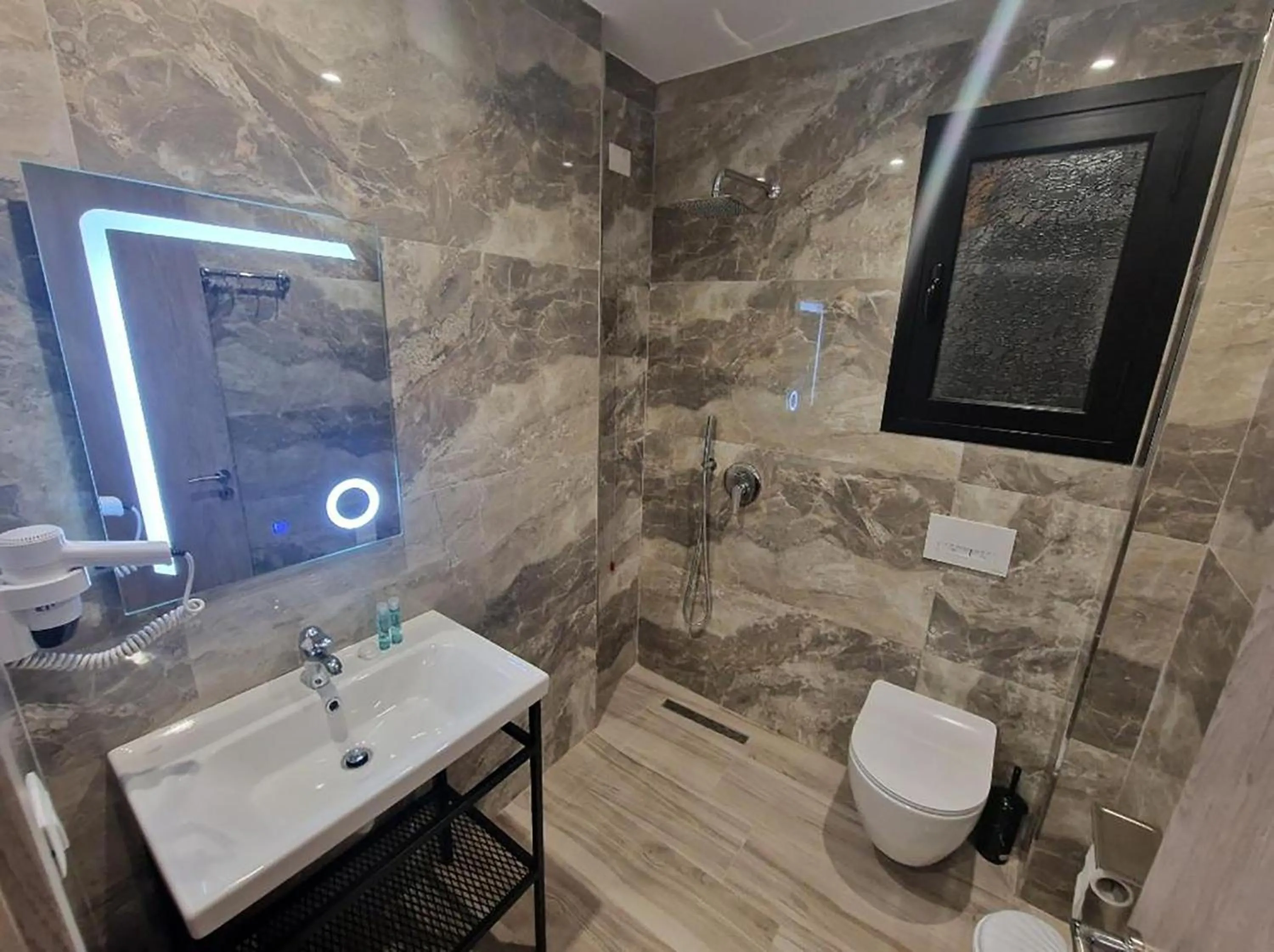 Shower in Joanna Suites