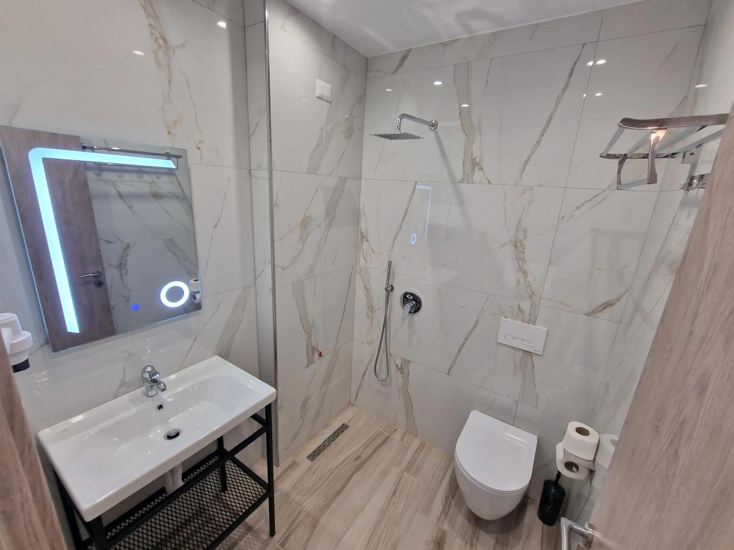 Shower in Joanna Suites