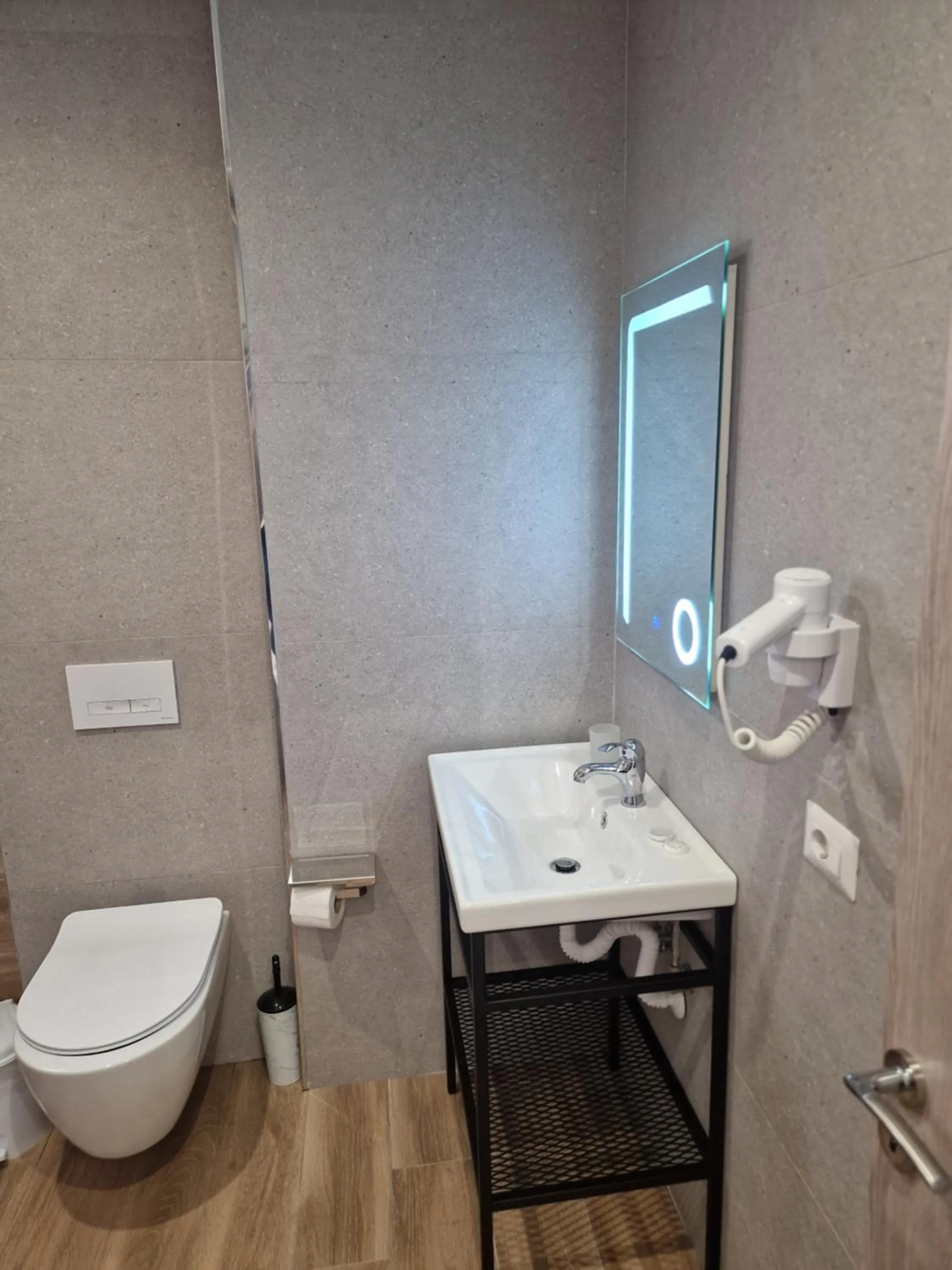 Toilet in Joanna Suites