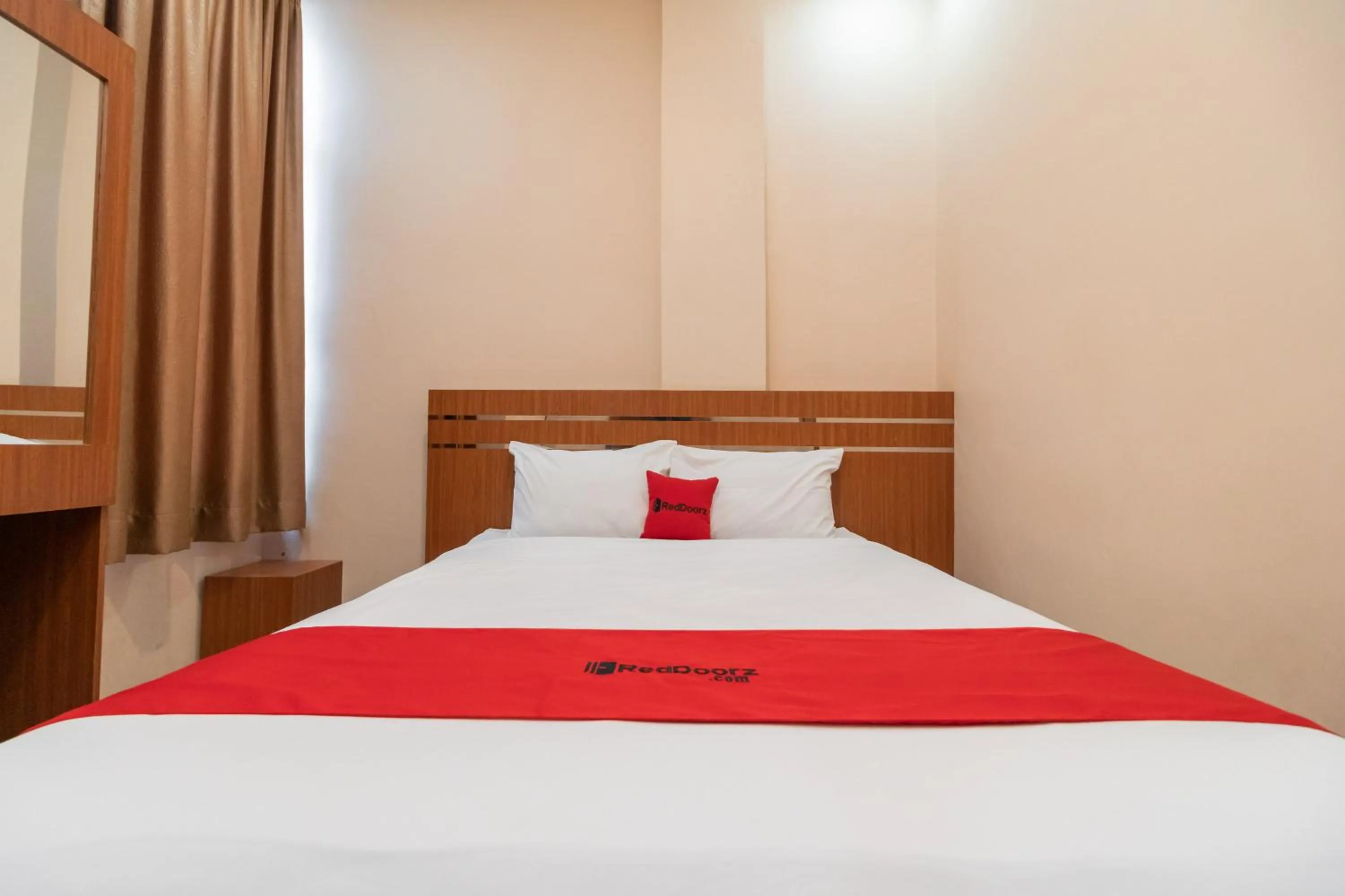 Bedroom, Bed in RedDoorz Syariah near RS Mata Padang