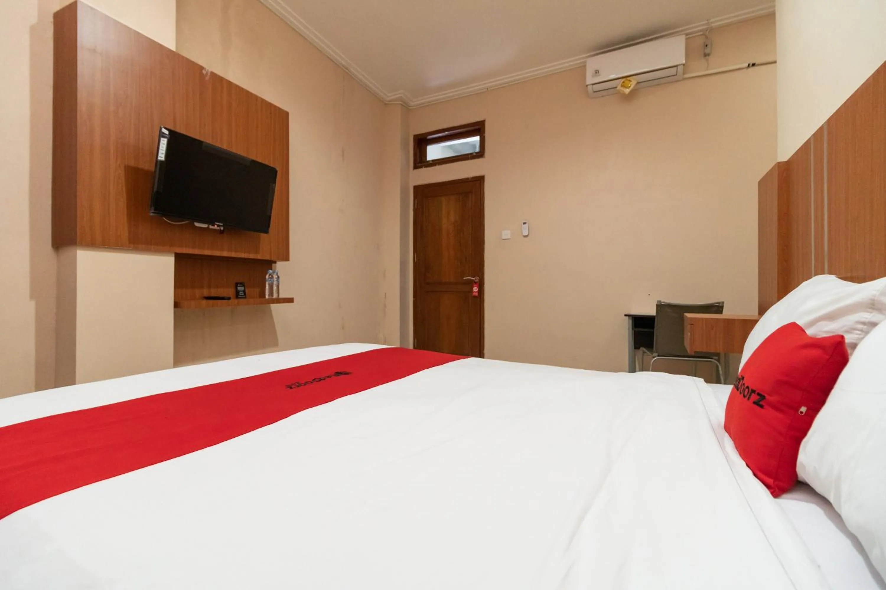 Bedroom, Bed in RedDoorz Syariah near RS Mata Padang