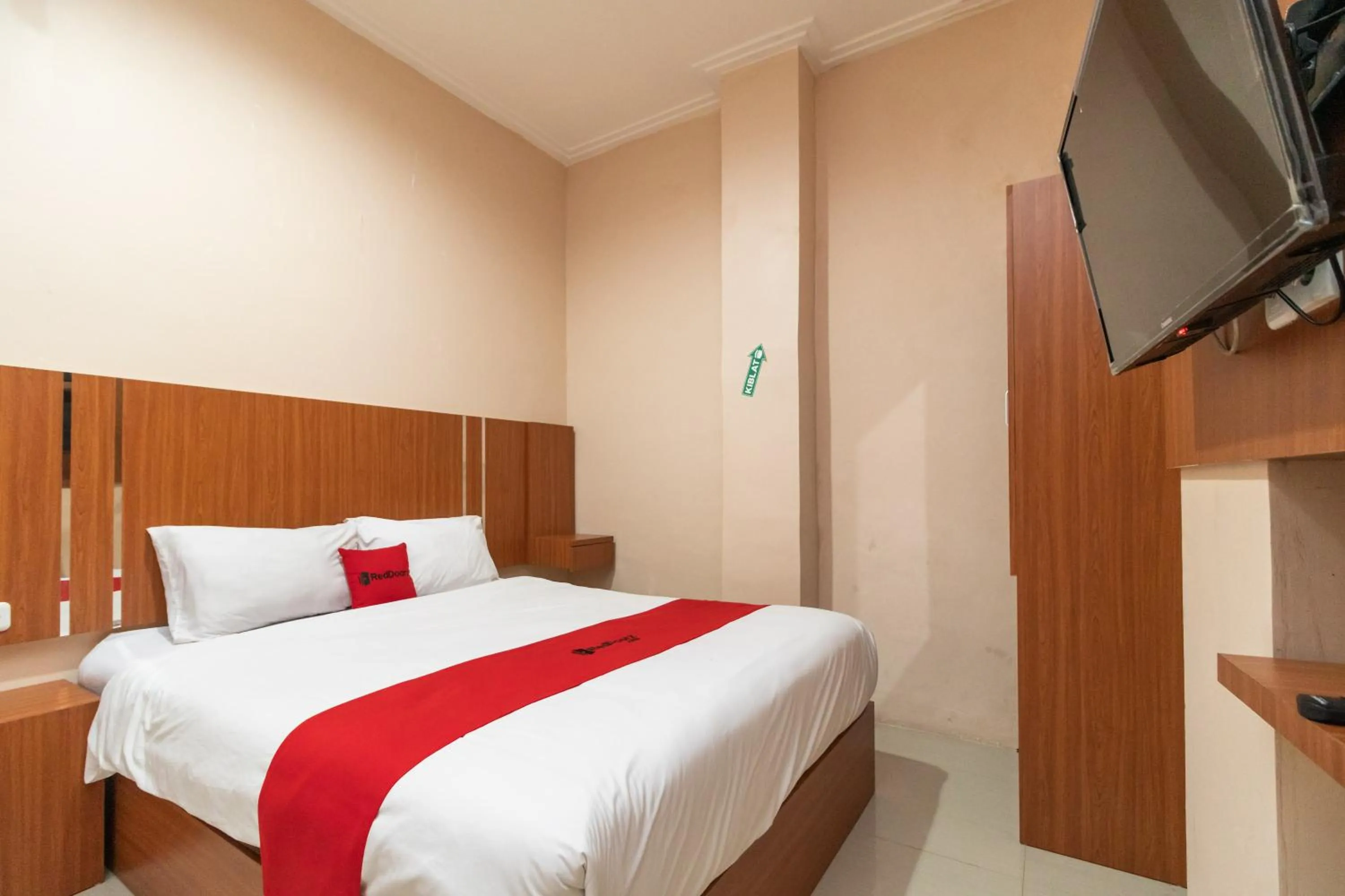 Bedroom, Bed in RedDoorz Syariah near RS Mata Padang