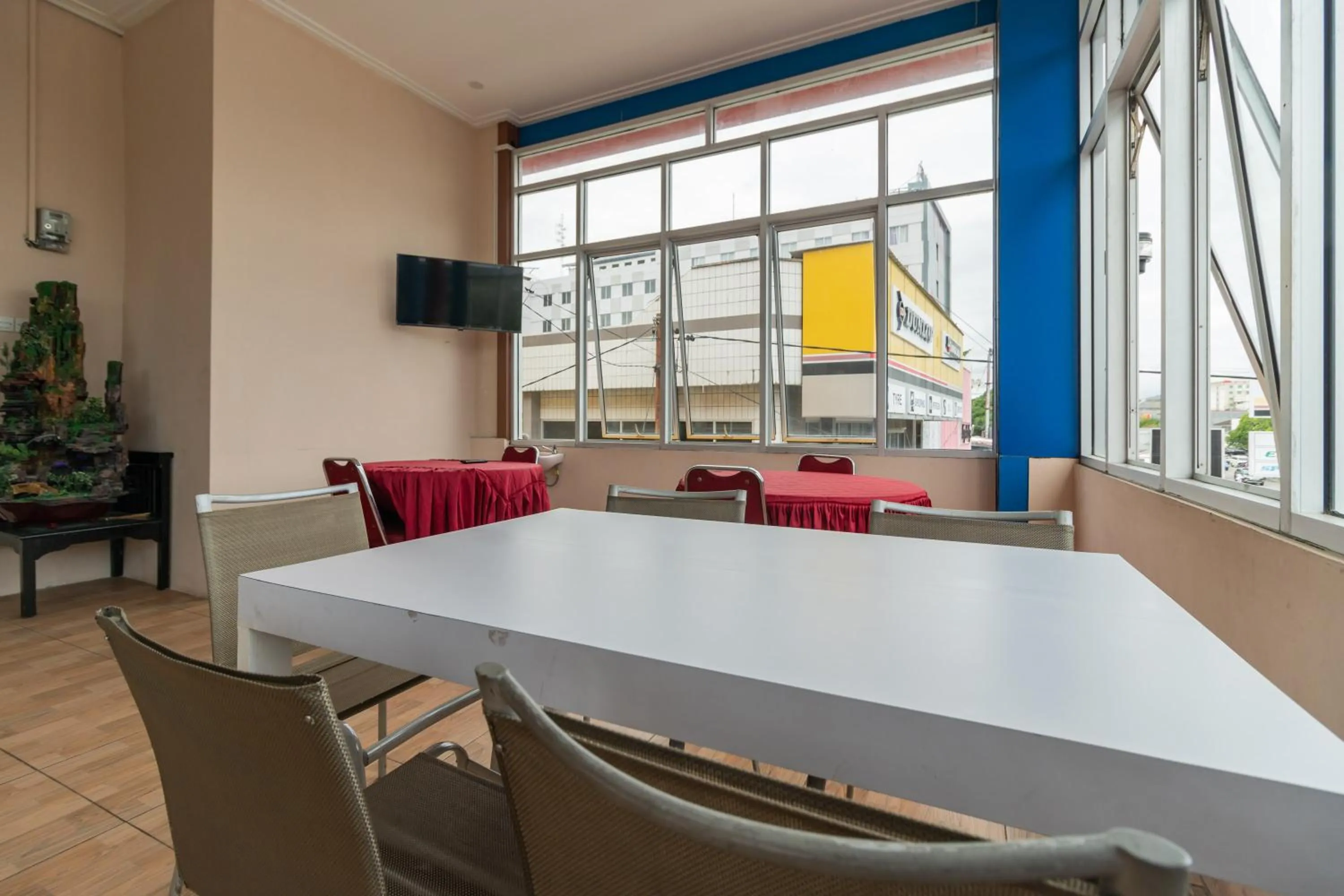 Dining area in RedDoorz Syariah near RS Mata Padang