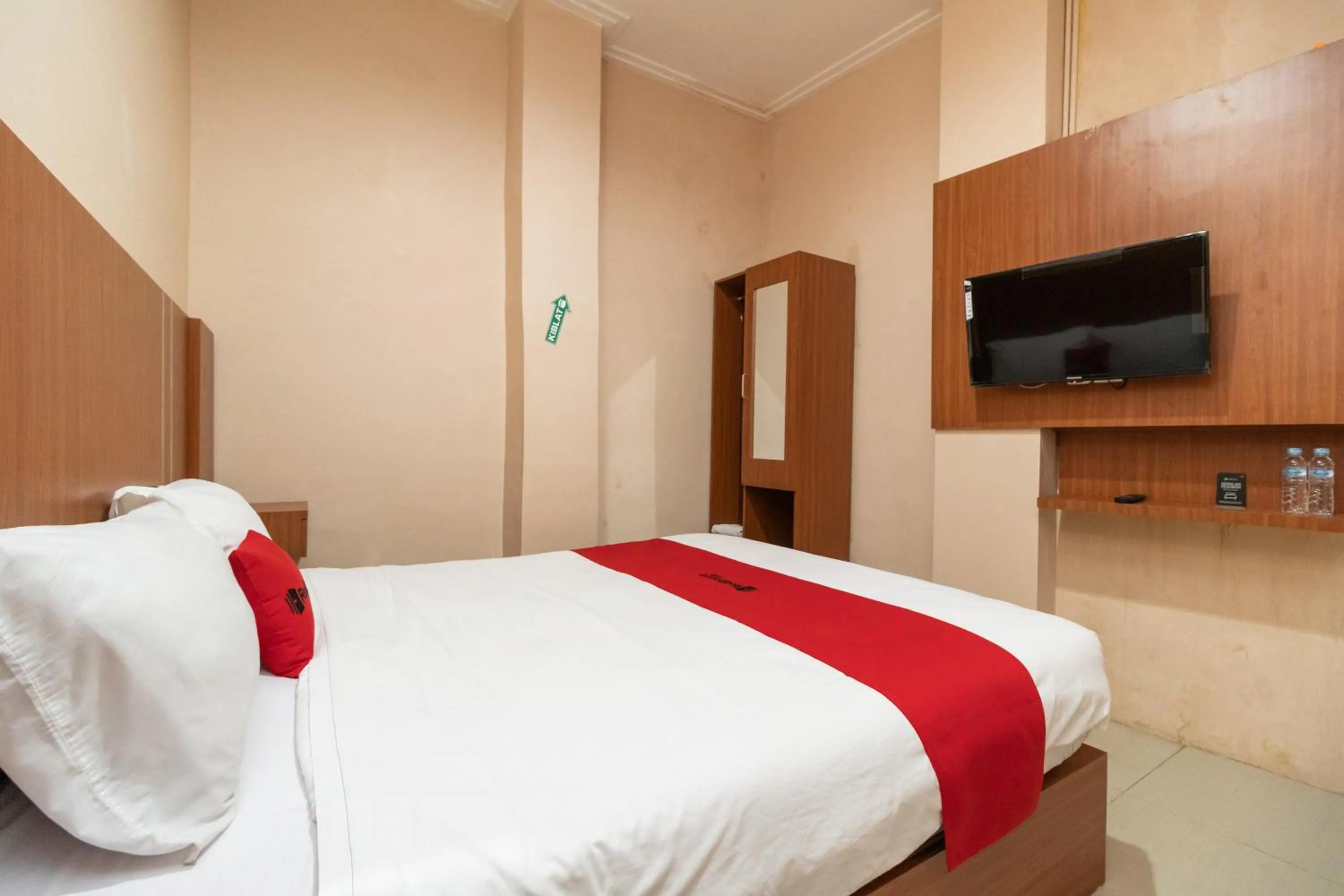 Bedroom, Bed in RedDoorz Syariah near RS Mata Padang