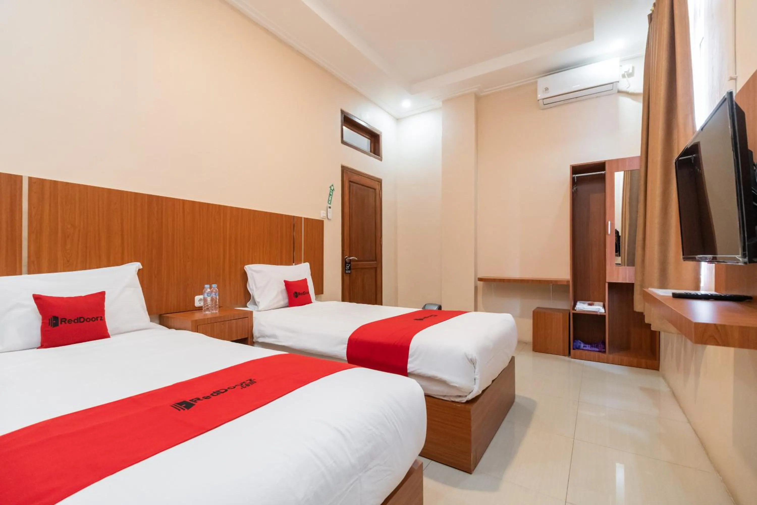 Bedroom, Bed in RedDoorz Syariah near RS Mata Padang
