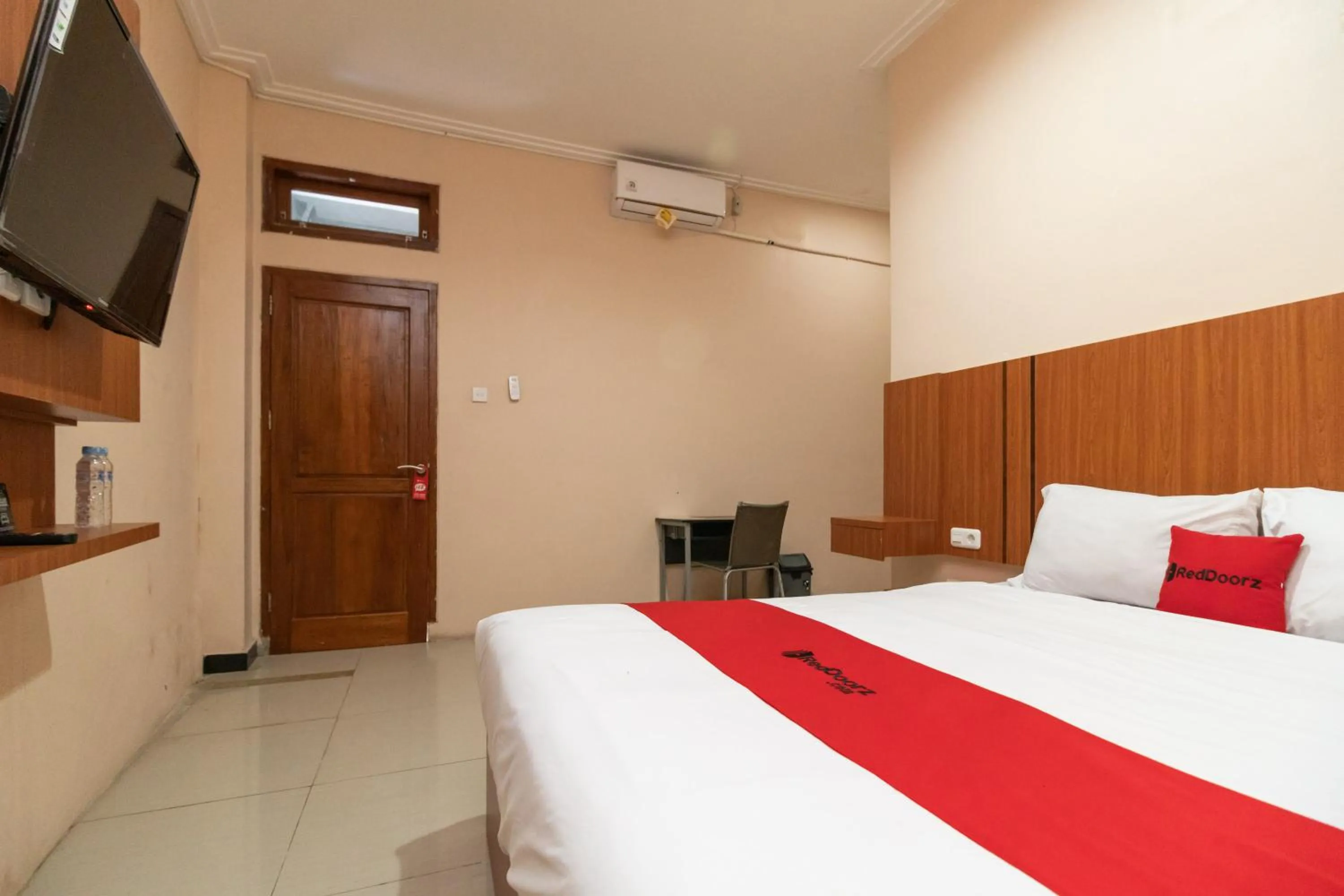 Bedroom, Bed in RedDoorz Syariah near RS Mata Padang