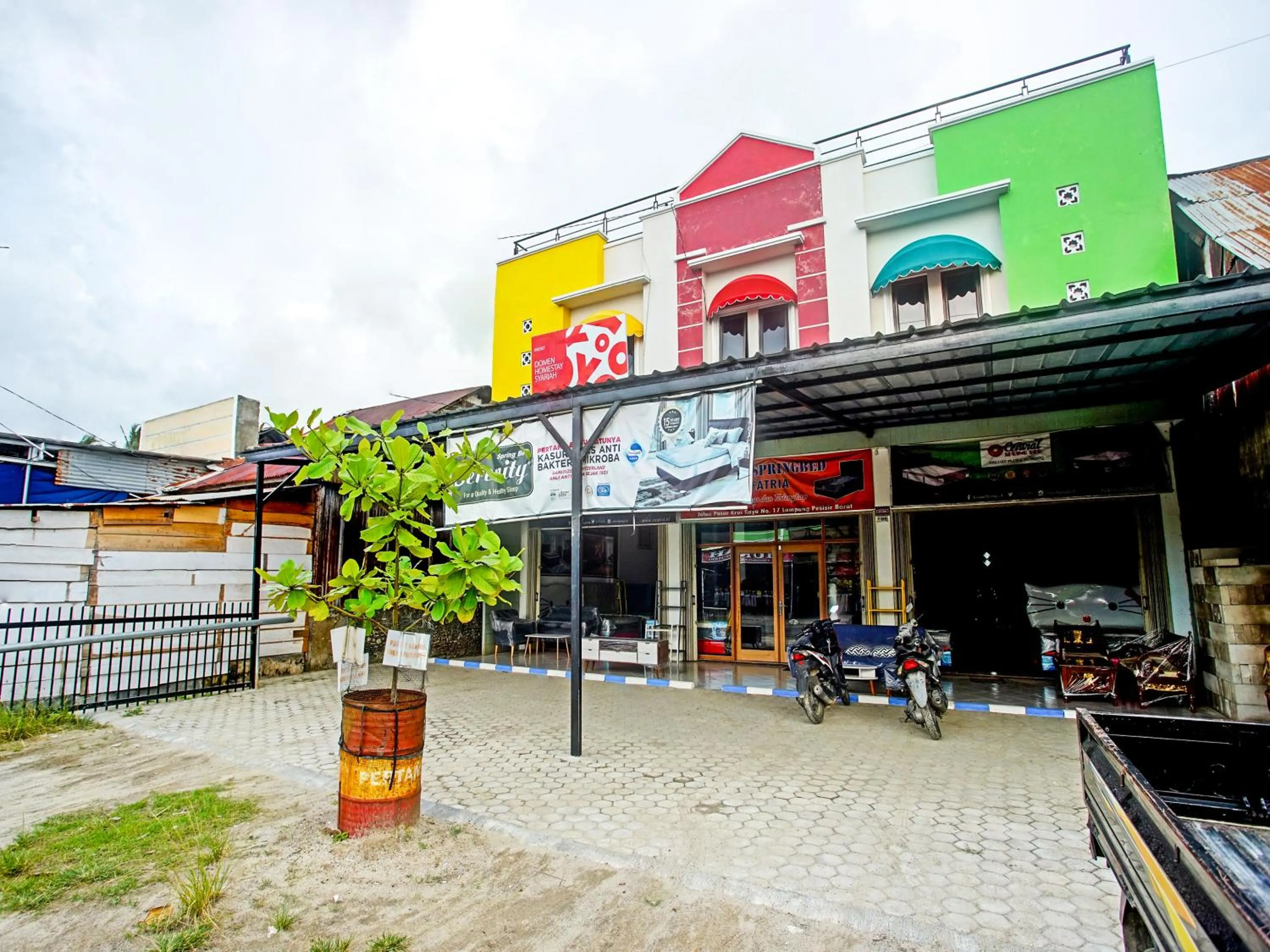 Facade/entrance in OYO Life 90587 Domen Homestay Syariah