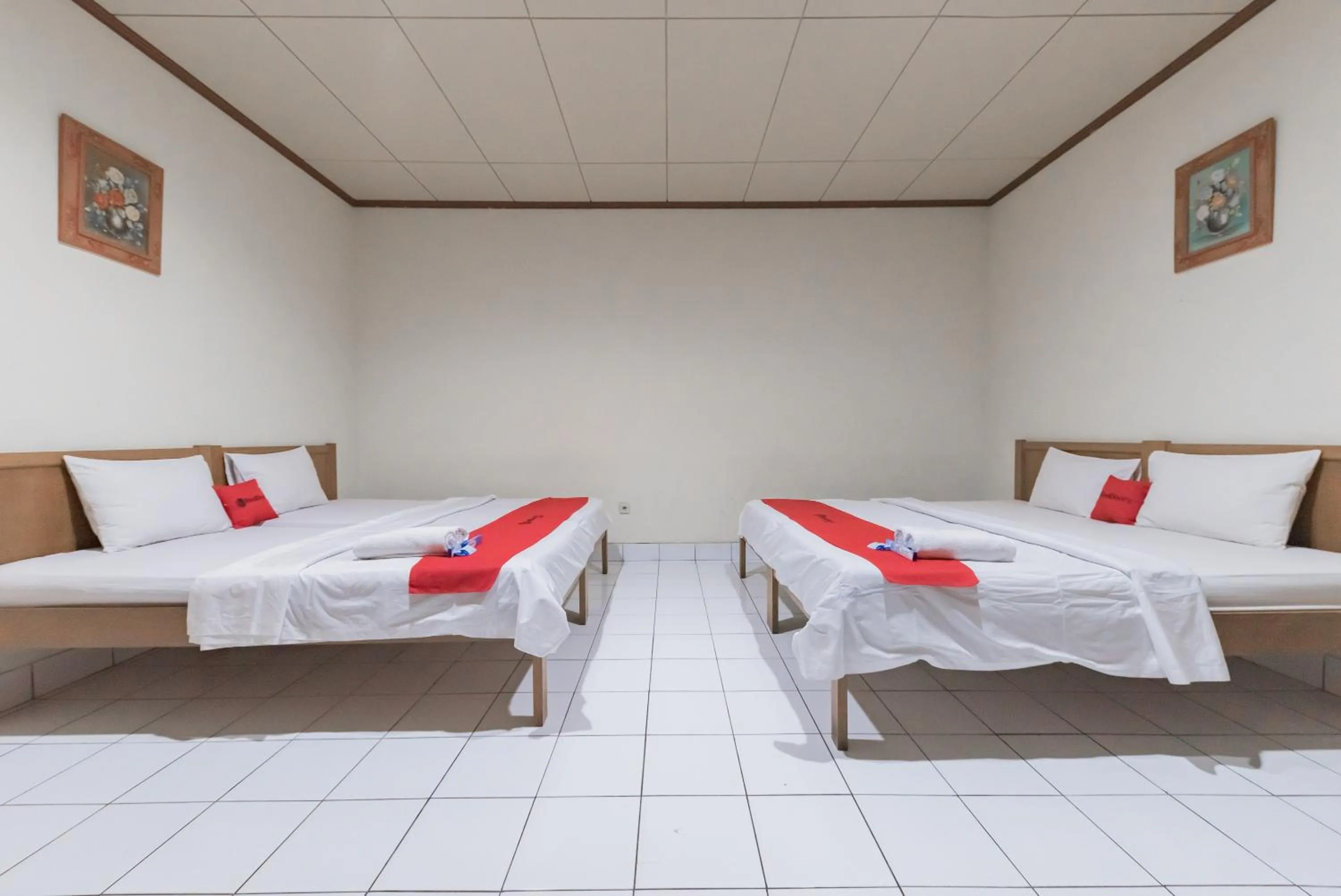 Bed in RedDoorz Plus At Hotel Griya Astoeti