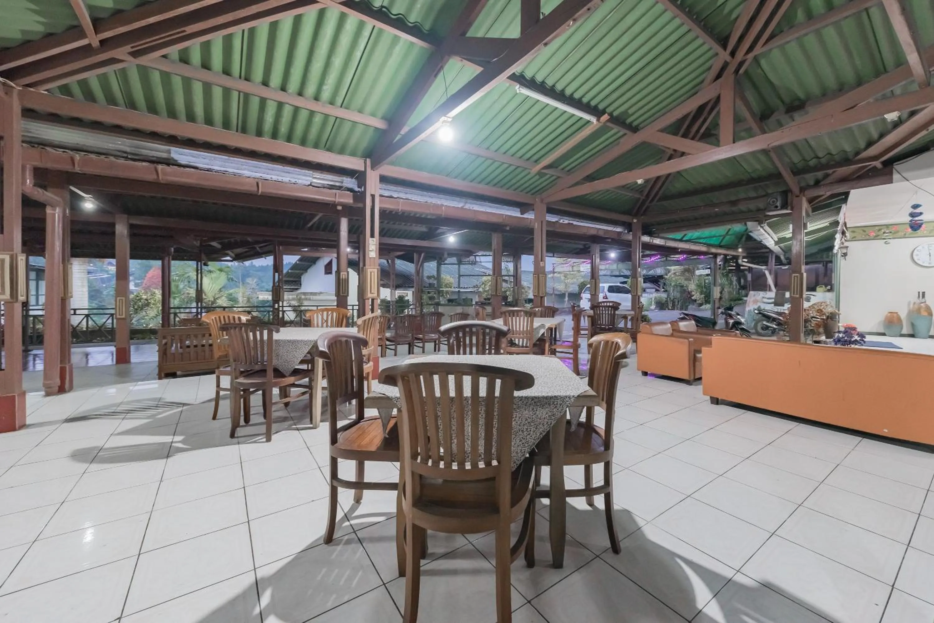 Restaurant/places to eat in RedDoorz Plus At Hotel Griya Astoeti