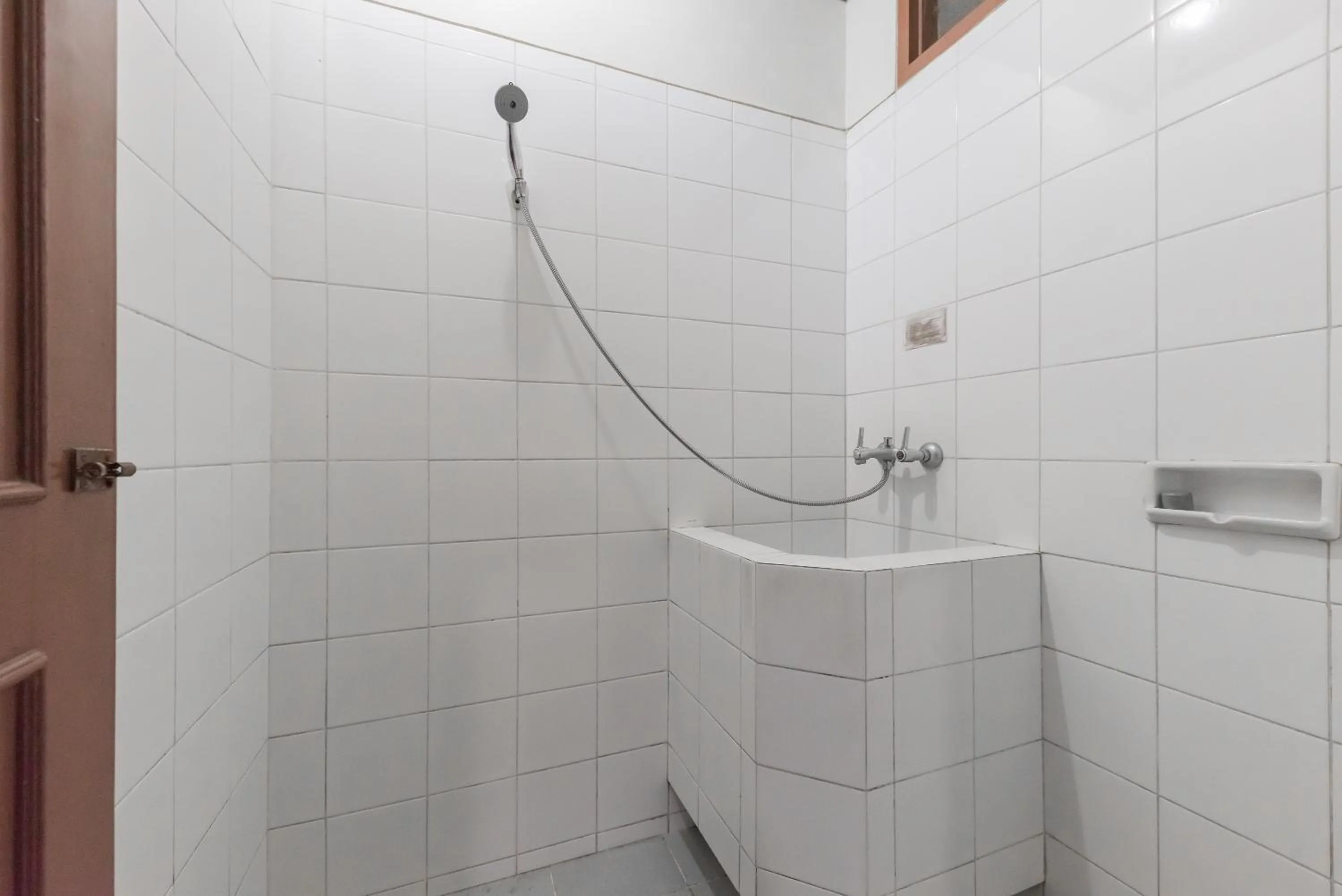 Shower in RedDoorz Plus At Hotel Griya Astoeti