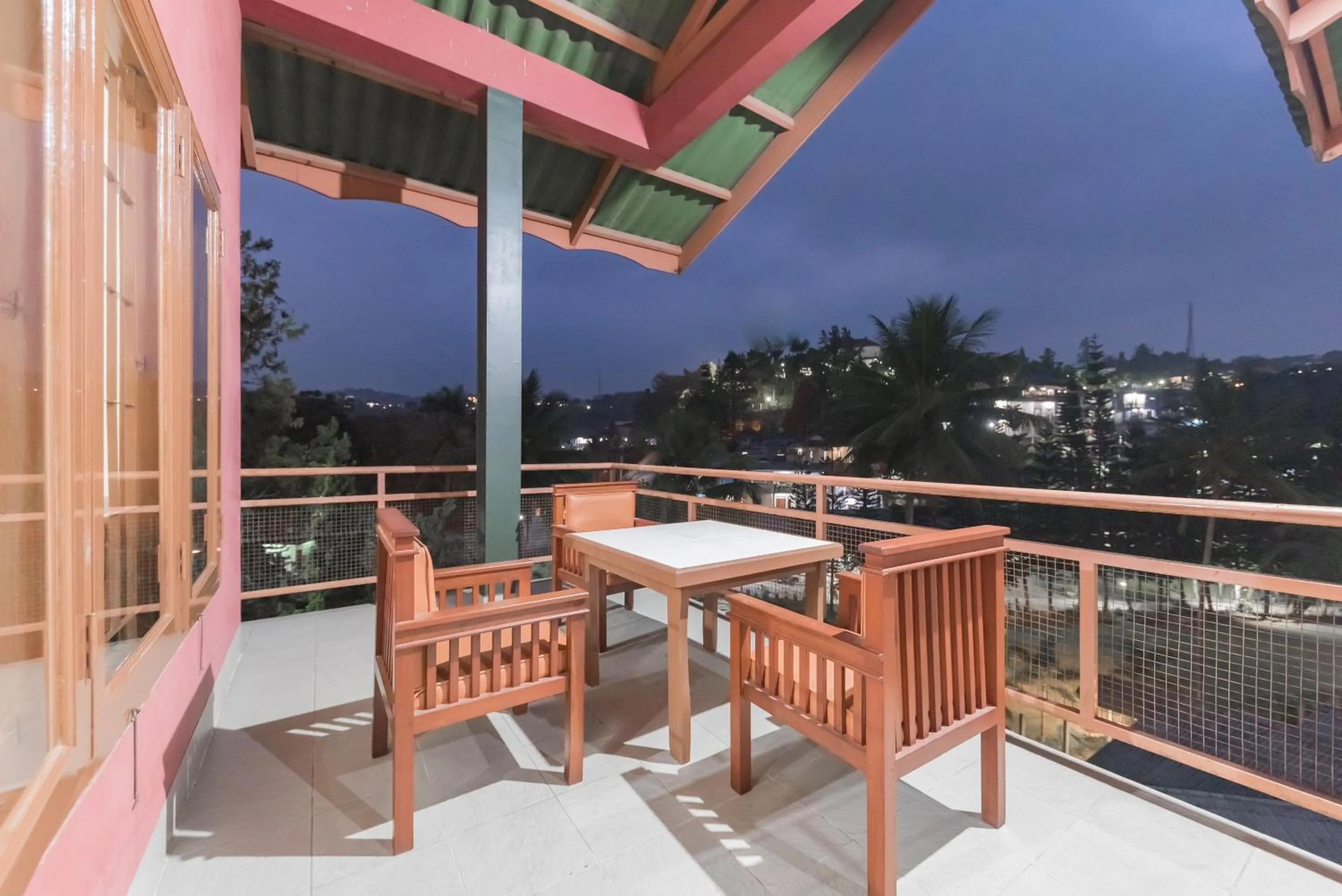 Balcony/Terrace in RedDoorz Plus At Hotel Griya Astoeti