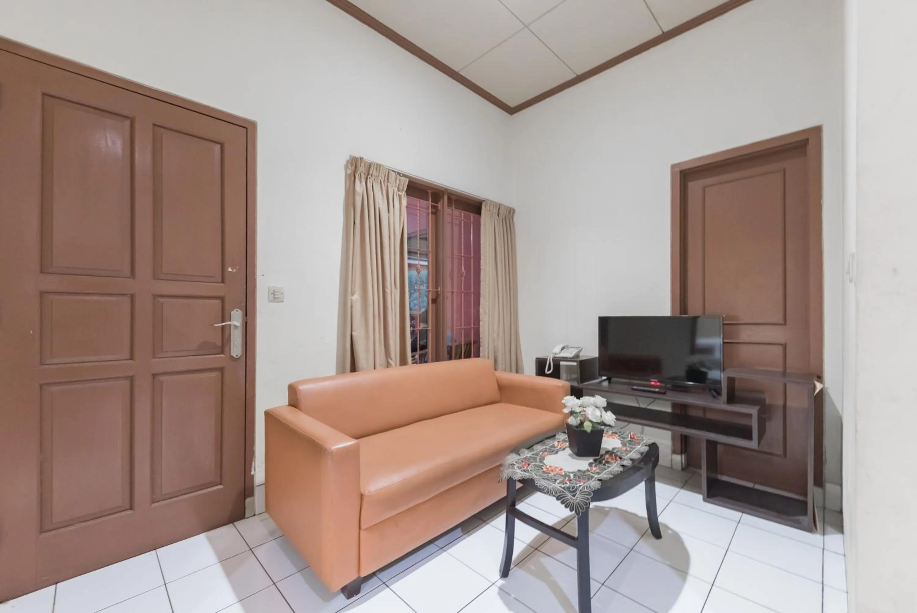 Seating area in RedDoorz Plus At Hotel Griya Astoeti