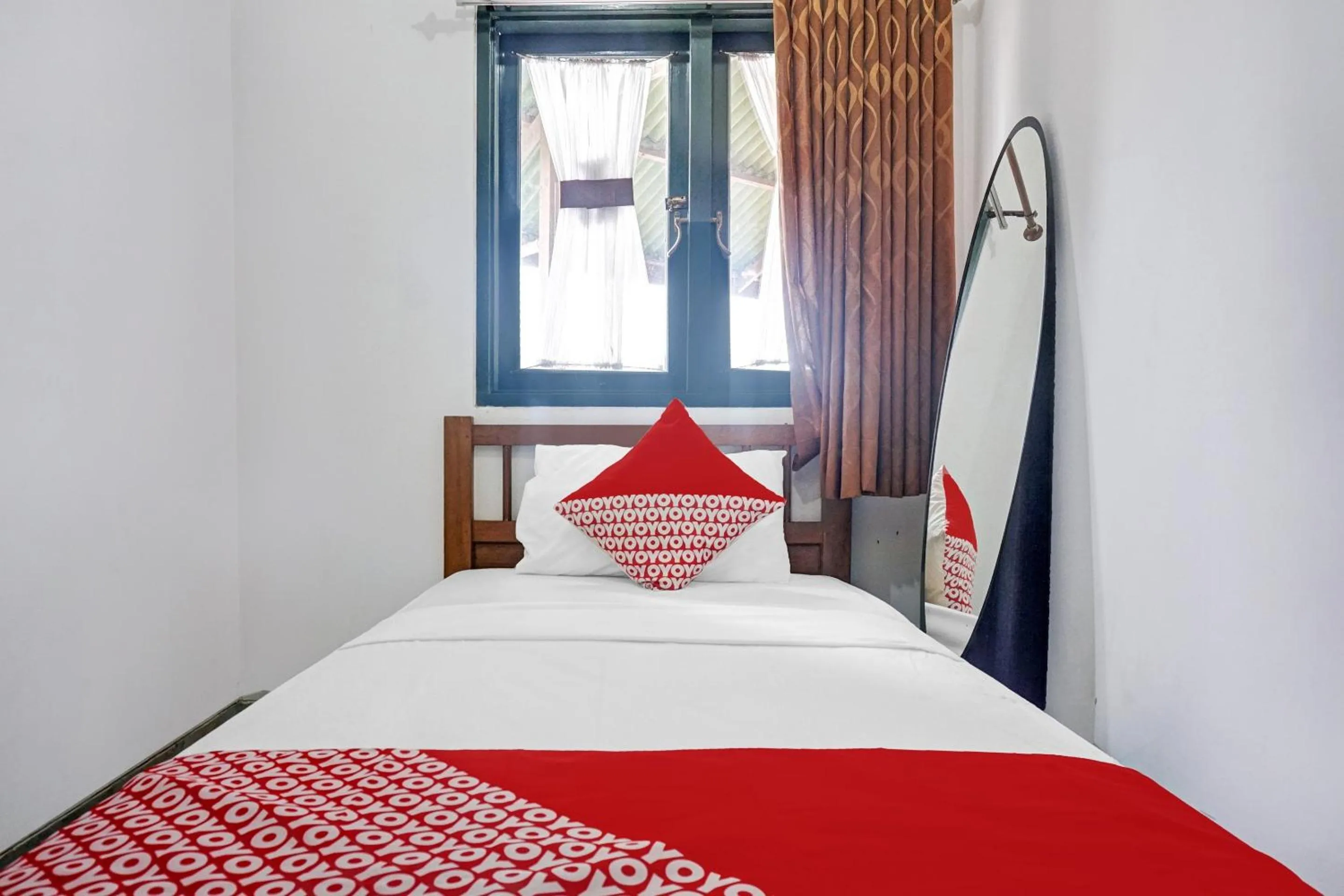 Bedroom, Bed in Hotel O 90596 Hotel Griya Astoeti