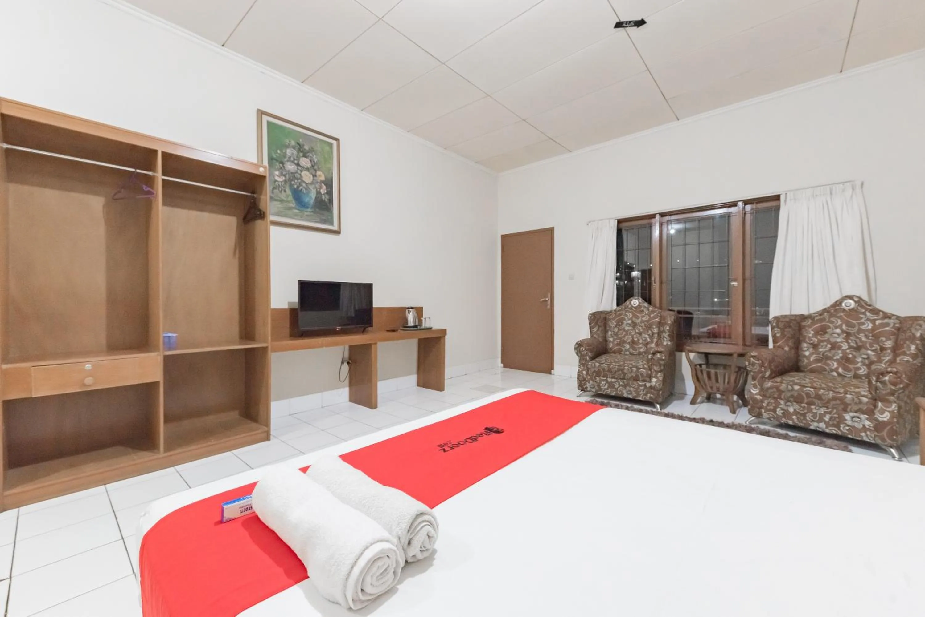 Bed in RedDoorz Plus At Hotel Griya Astoeti