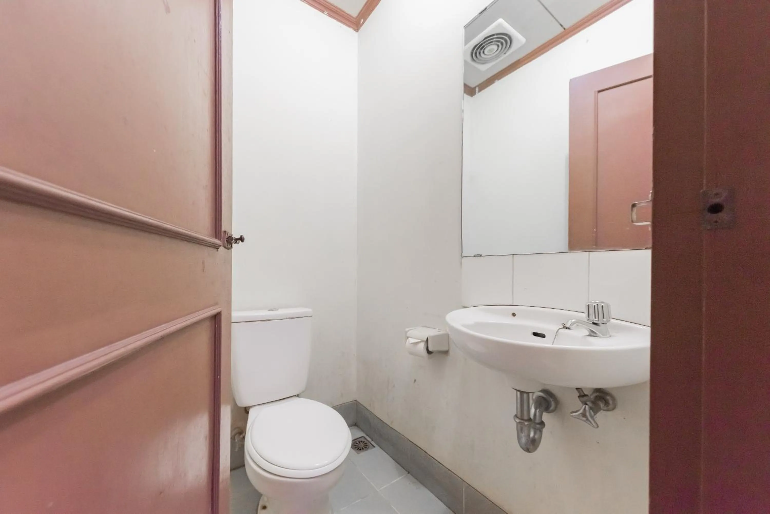 Toilet in RedDoorz Plus At Hotel Griya Astoeti