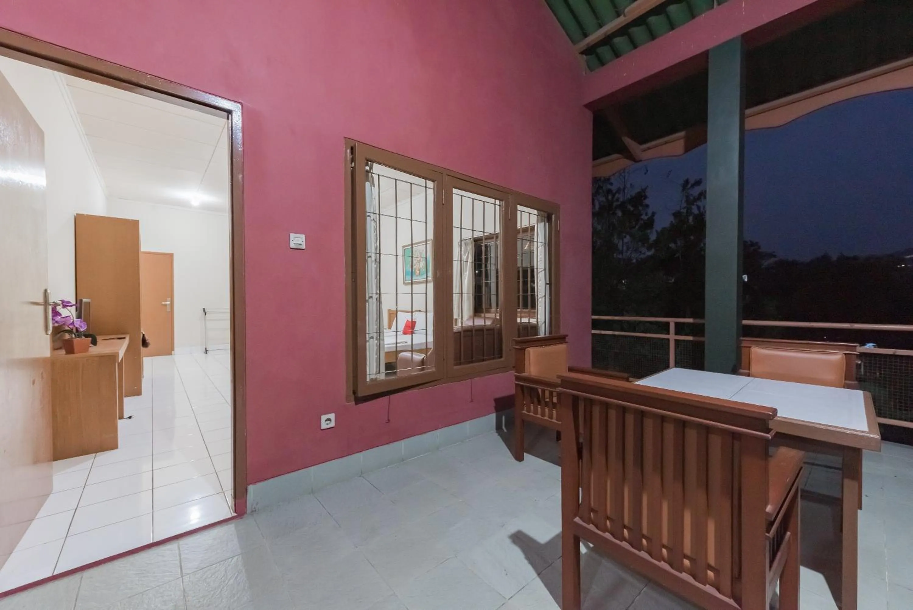 Balcony/Terrace in RedDoorz Plus At Hotel Griya Astoeti