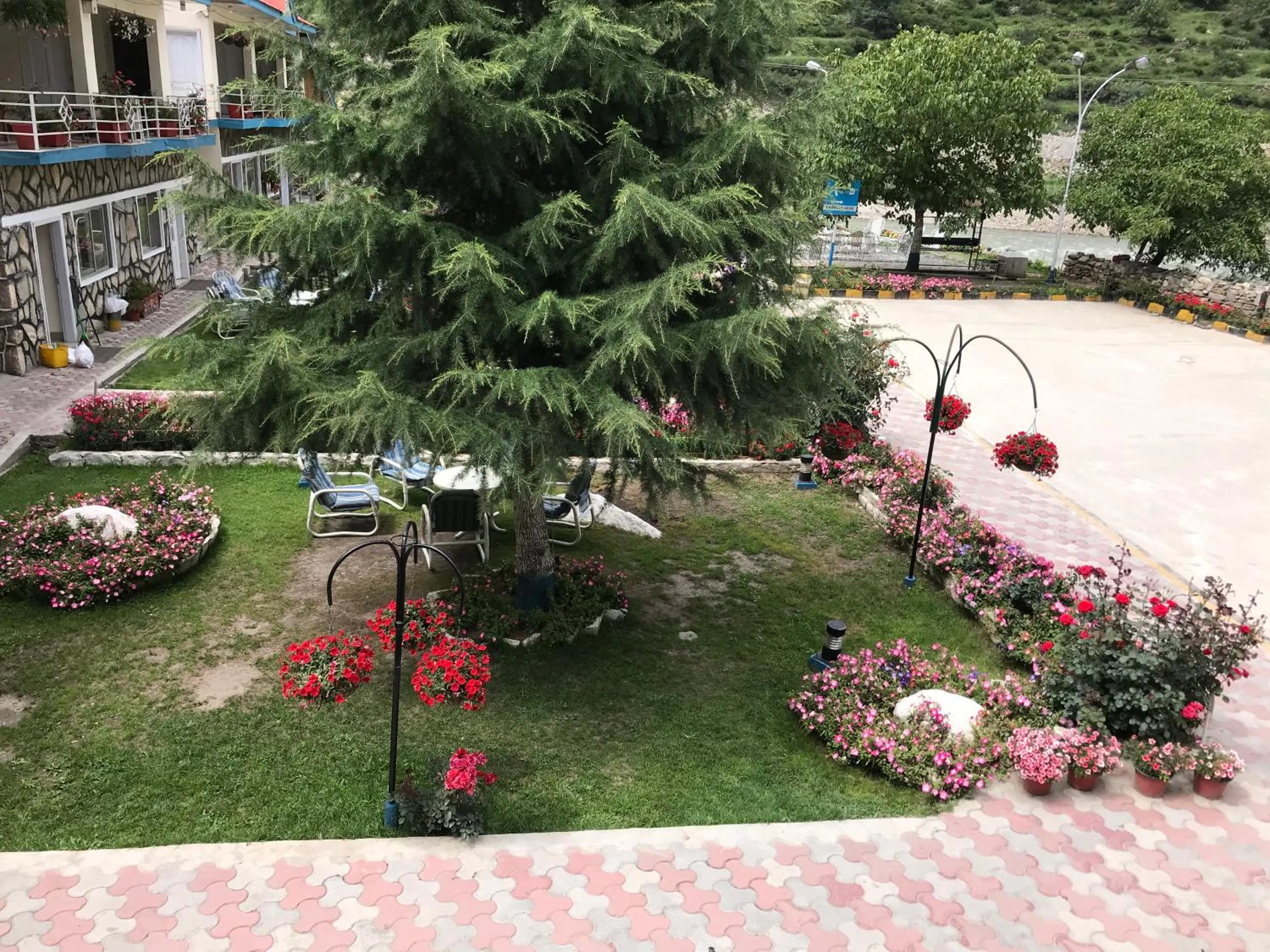 Garden in Parhena Cottages Bella Naran