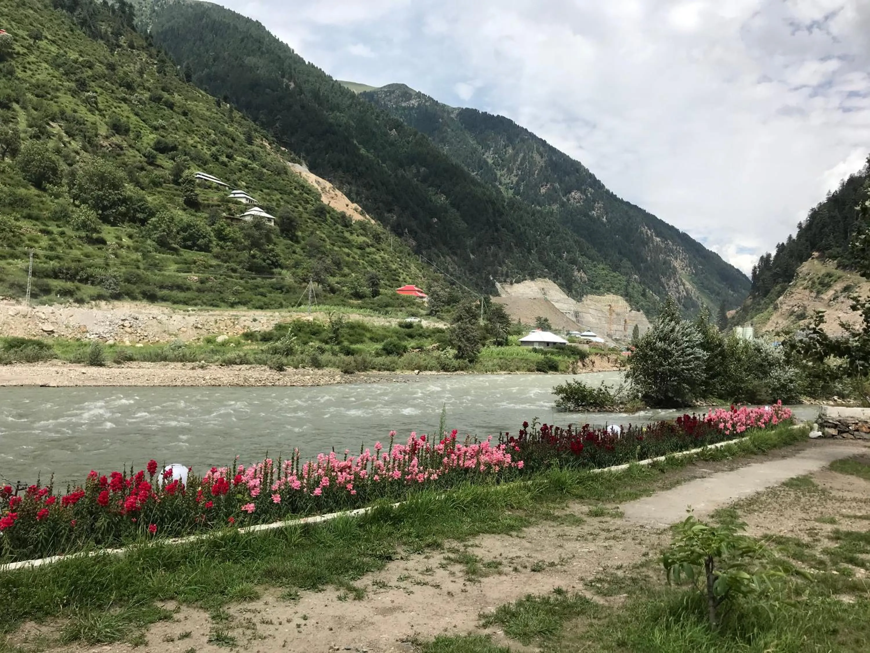 River view in Parhena Cottages Bella Naran