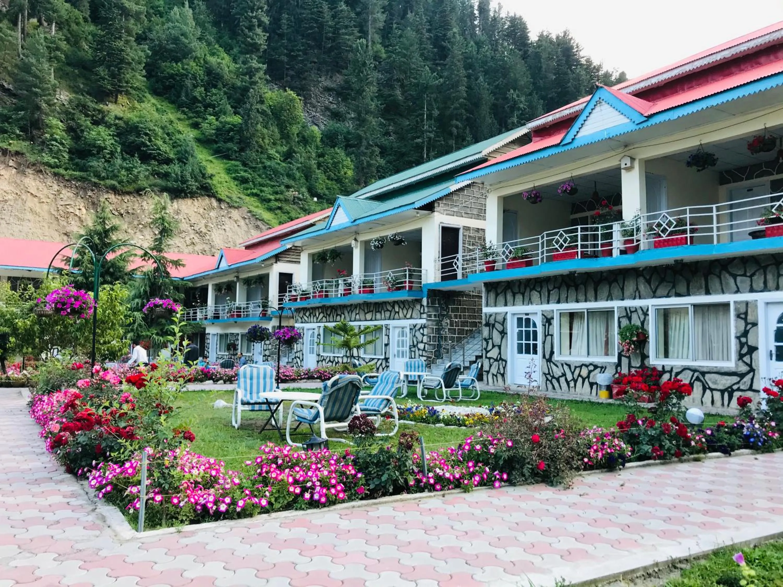 Property building in Parhena Cottages Bella Naran