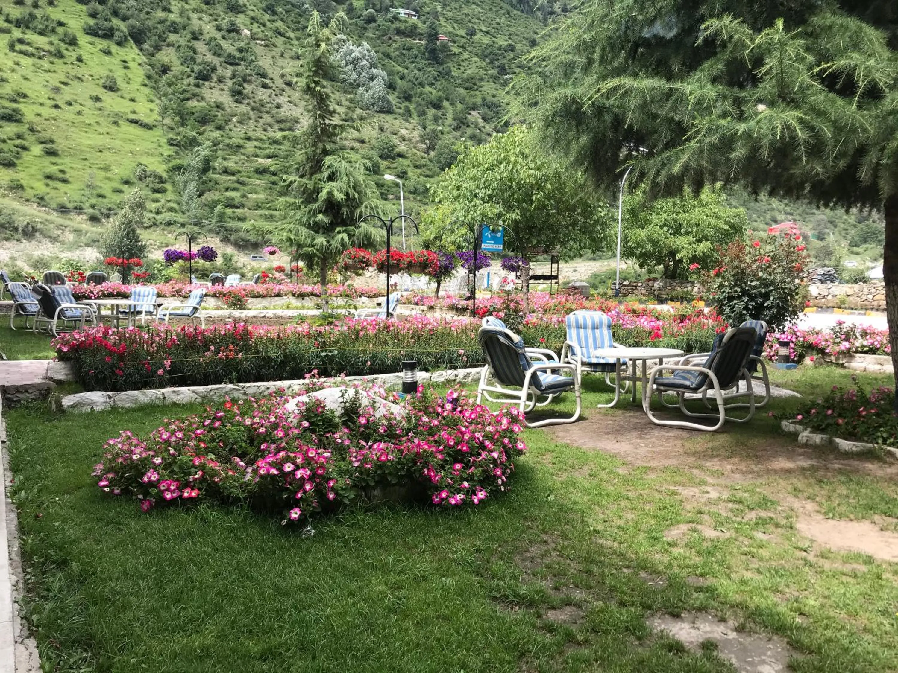 Garden in Parhena Cottages Bella Naran