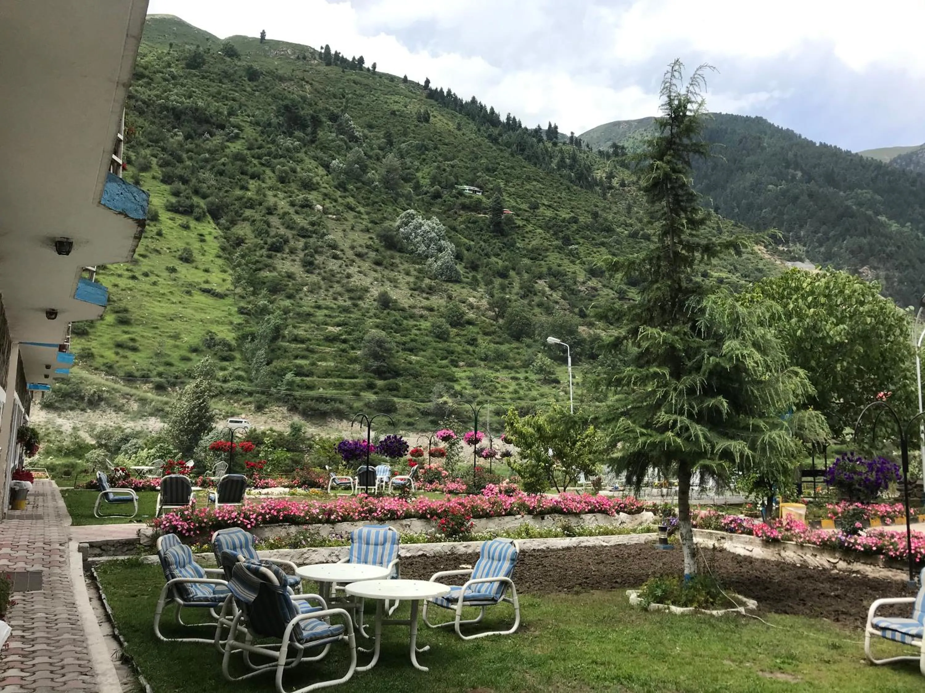 Garden in Parhena Cottages Bella Naran