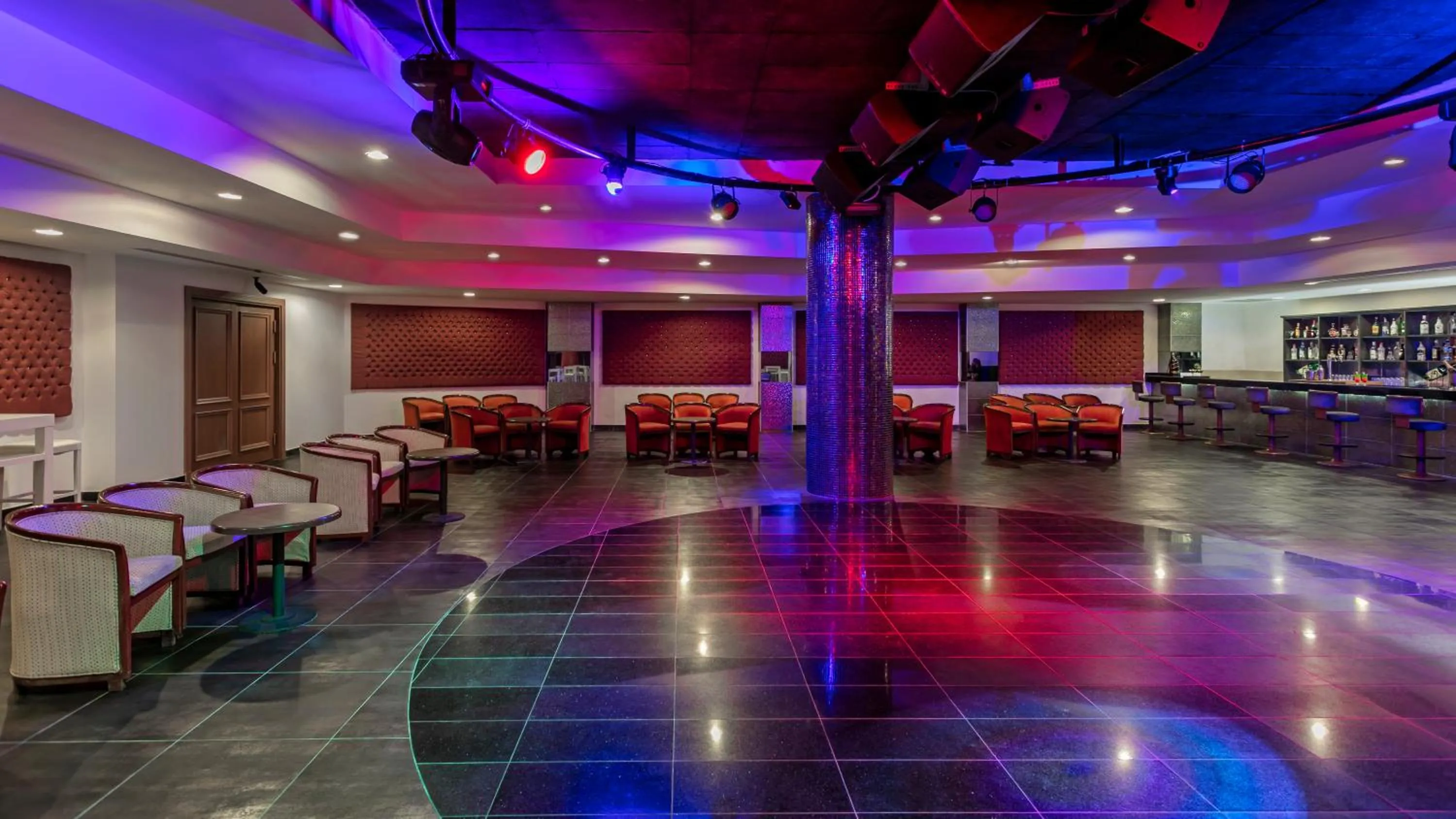 Evening entertainment in Özkaymak Select Resort