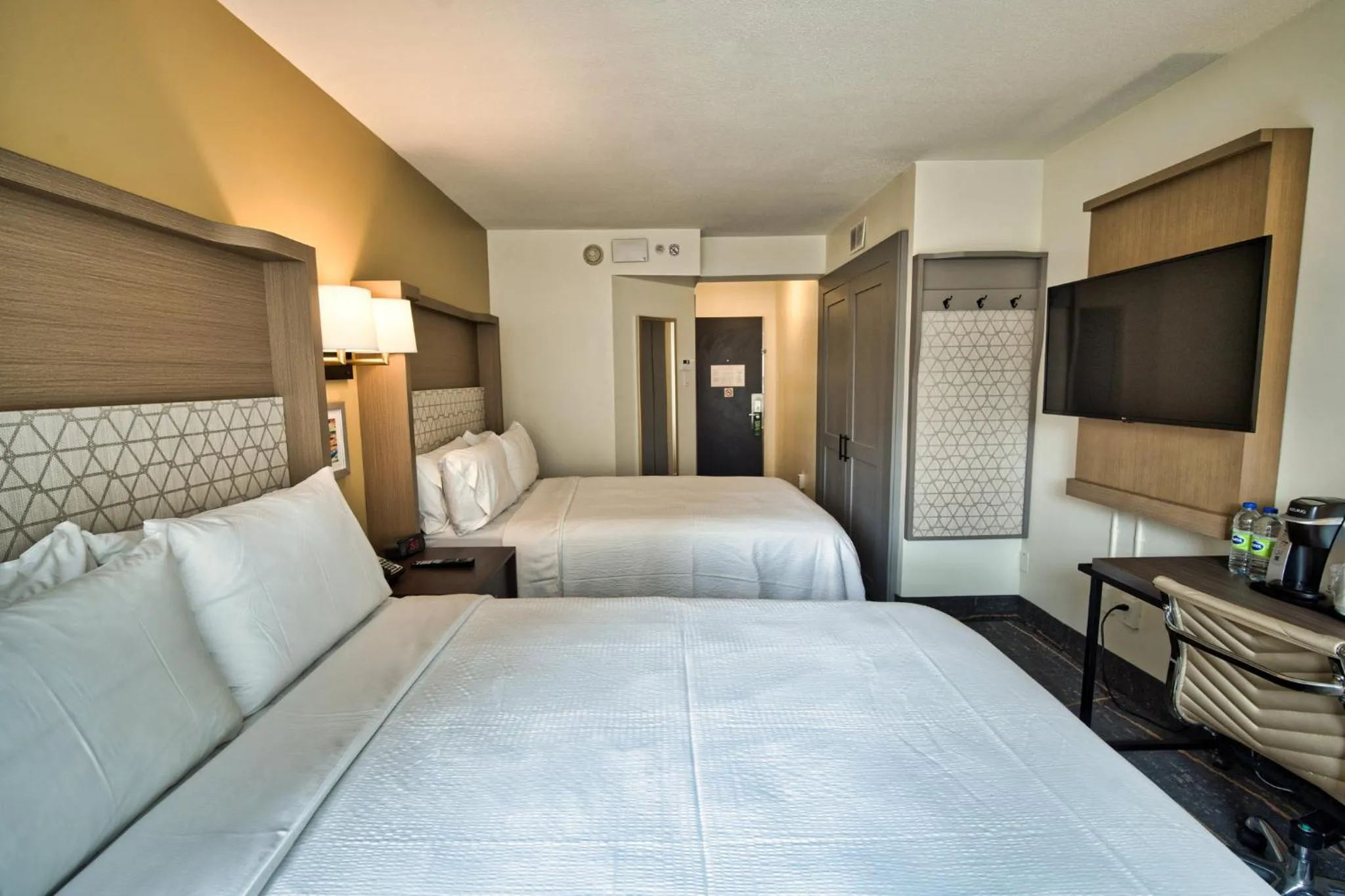 Photo of the whole room, Bed in Holiday Inn Toronto Downtown Centre by IHG