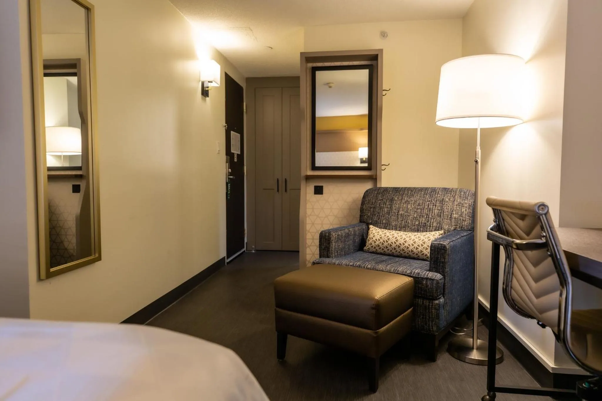 Photo of the whole room, Bed in Holiday Inn Toronto Downtown Centre by IHG