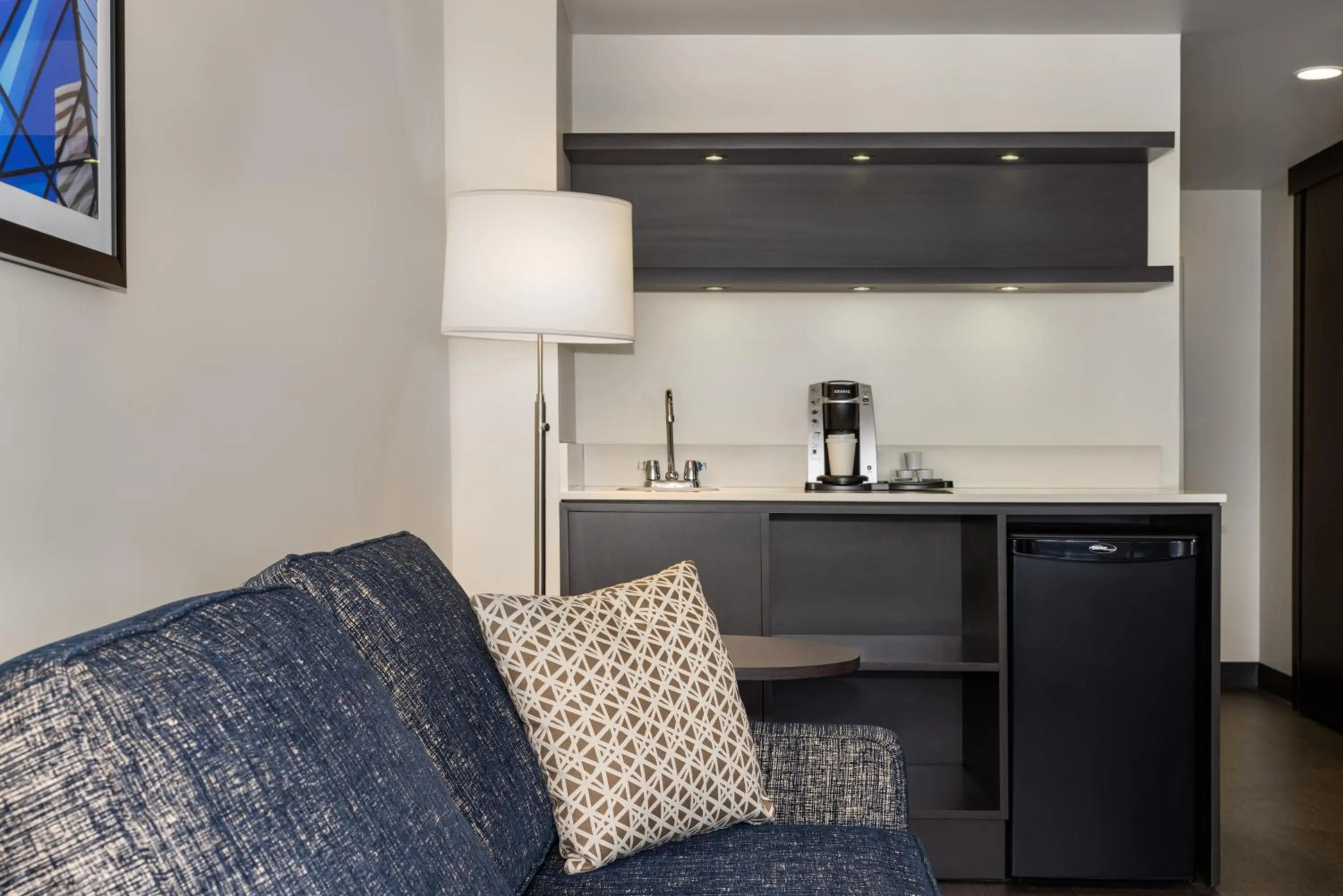 Living room in Holiday Inn Toronto Downtown Centre by IHG