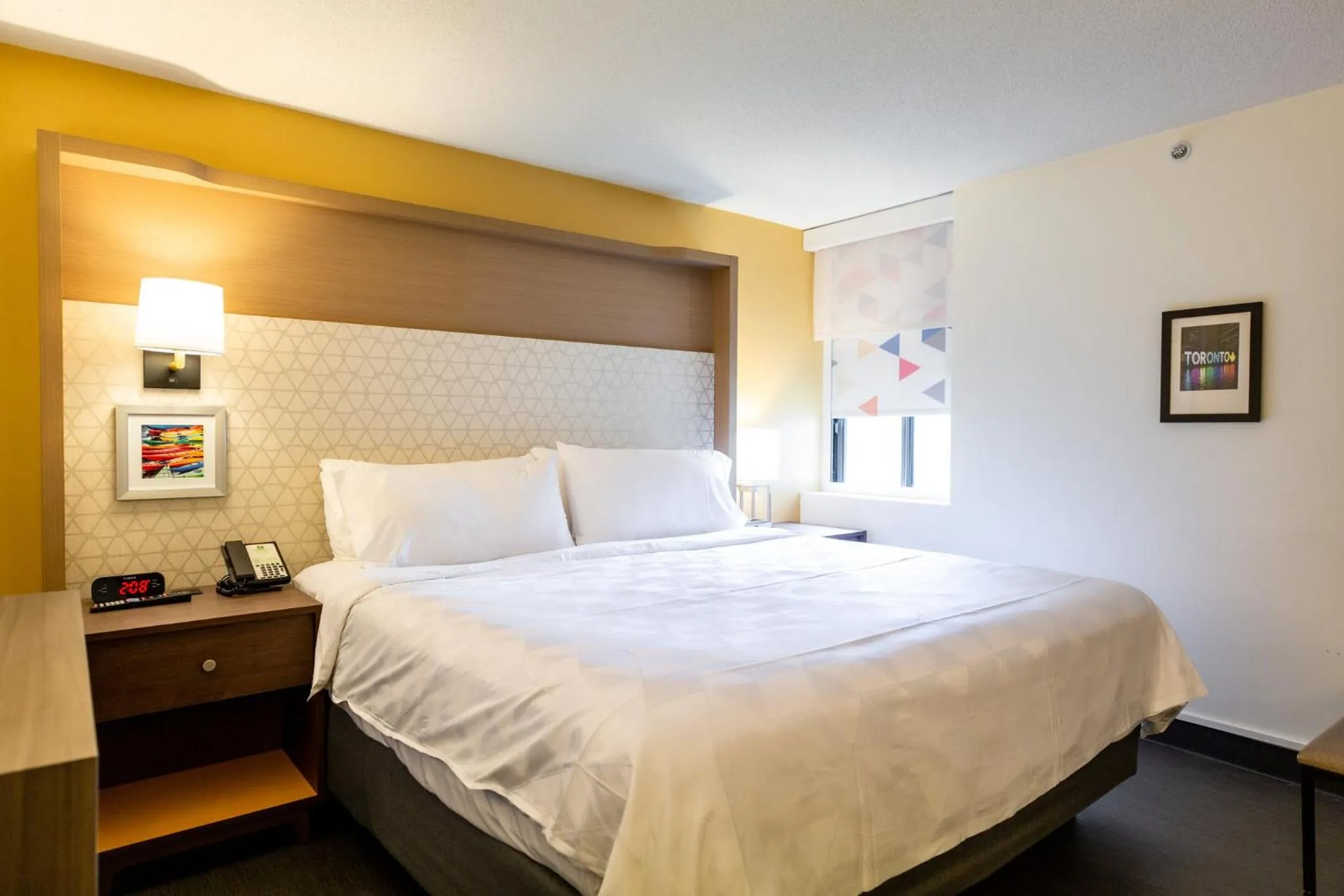 Photo of the whole room, Bed in Holiday Inn Toronto Downtown Centre by IHG