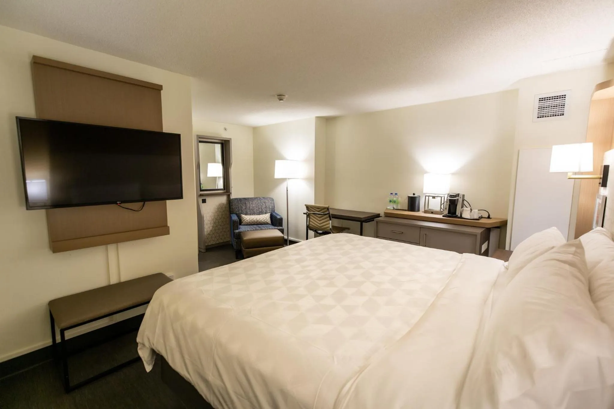 Photo of the whole room, Bed in Holiday Inn Toronto Downtown Centre by IHG